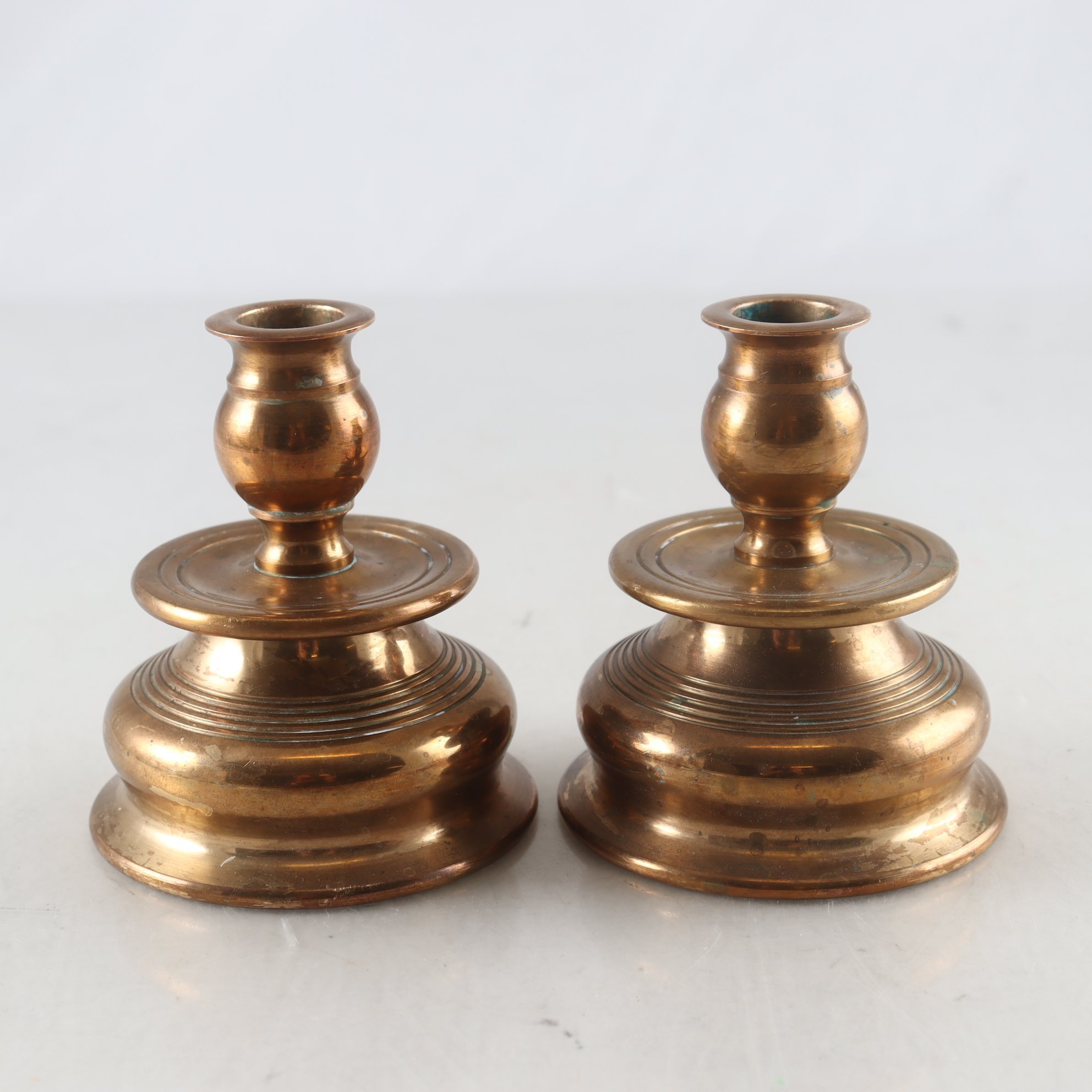 Pare ljusstakar, malm, replika från regalskeppet Vasa