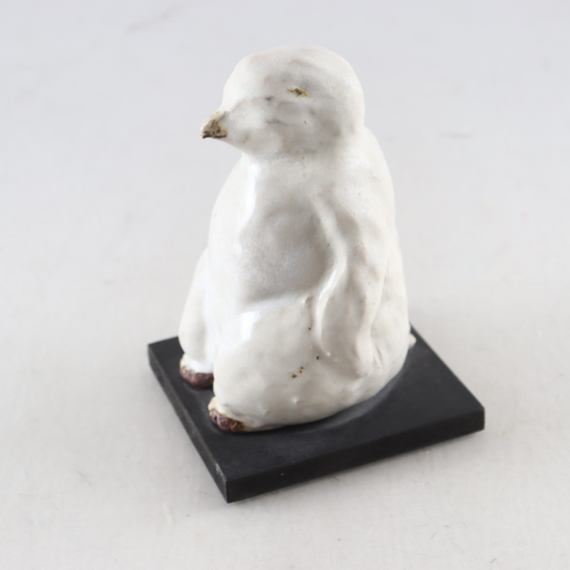 Figurin, fålunge, keramik, Marika Beutler, sign.