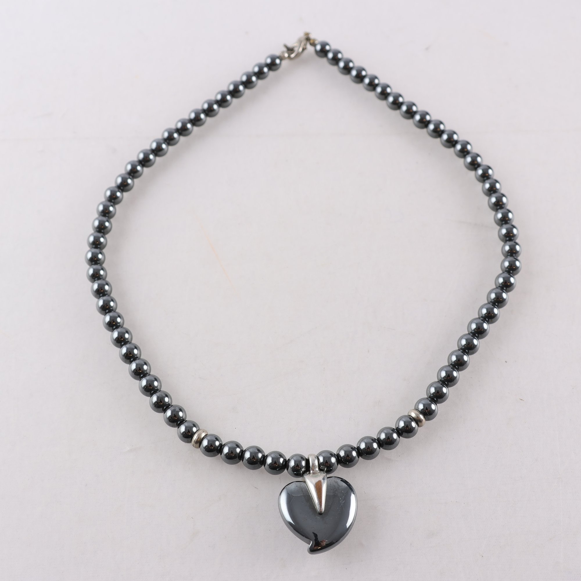 Halsband med Hänge, Hematiter