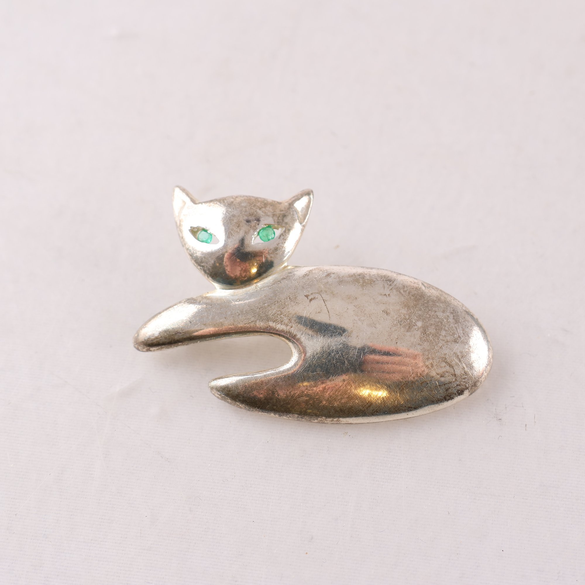 Brosch, Katt, silver 925, gröna stenar. Vikt: 8.5g