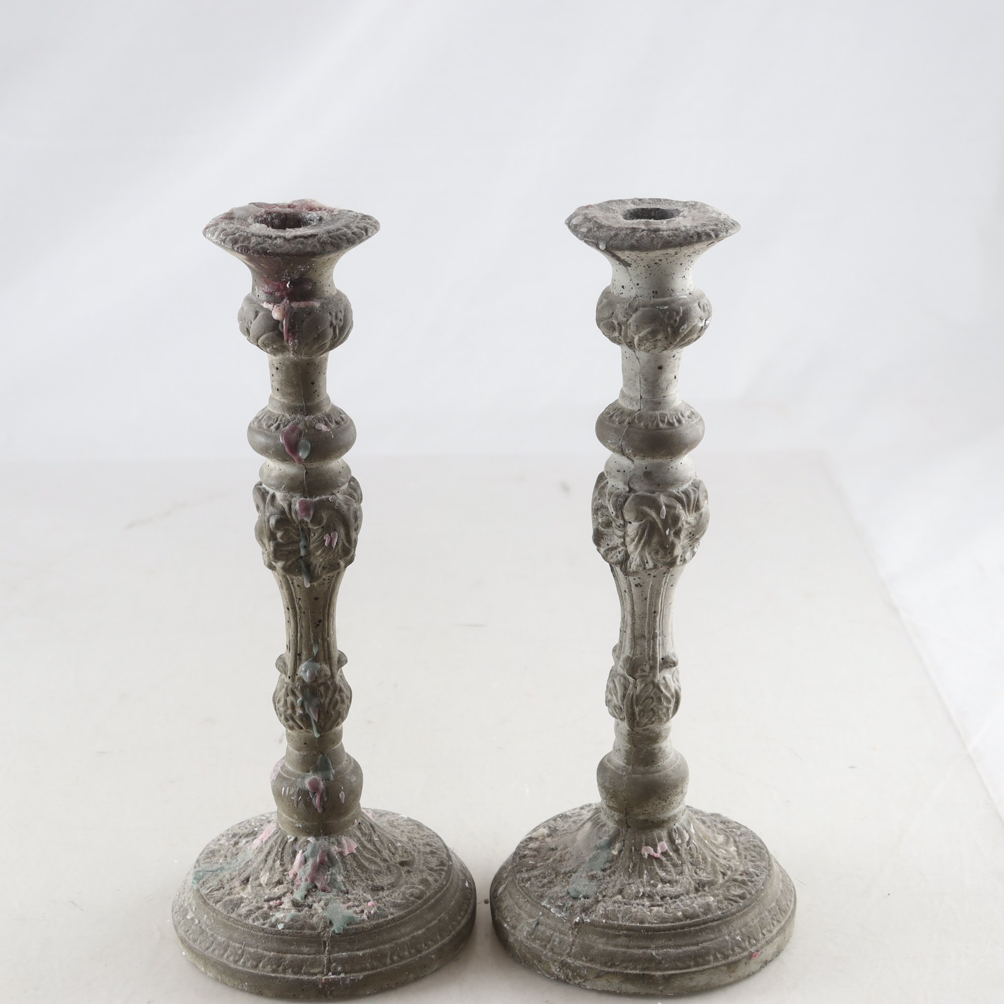 Paret ljusstakar, betong, Tove Adnan, Fafner. Samfraktas ej.