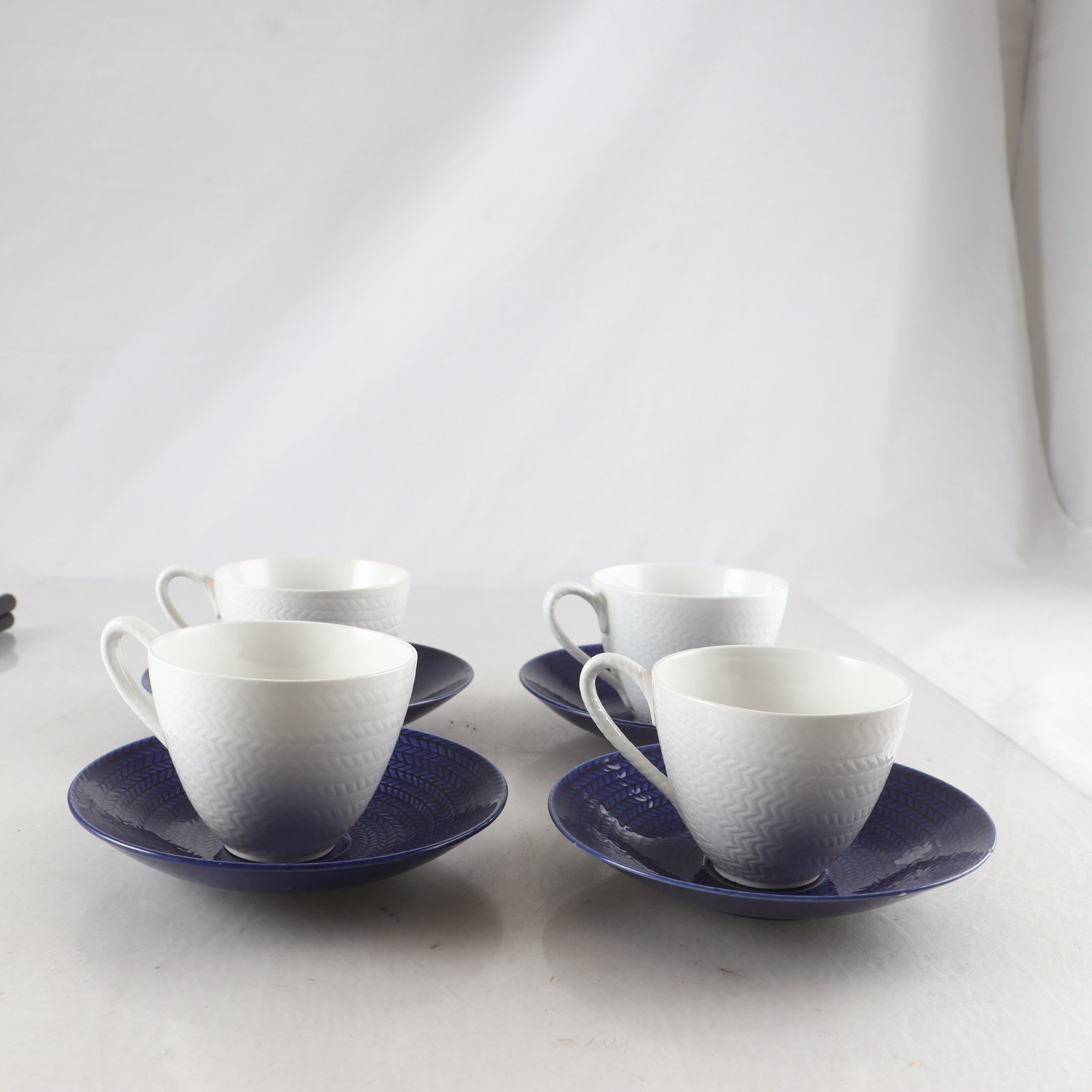 Tekoppar med fat, Vit Eld, Blå Eld, Hertha Bengtsson, Rörstrand. Samfraktas ej.