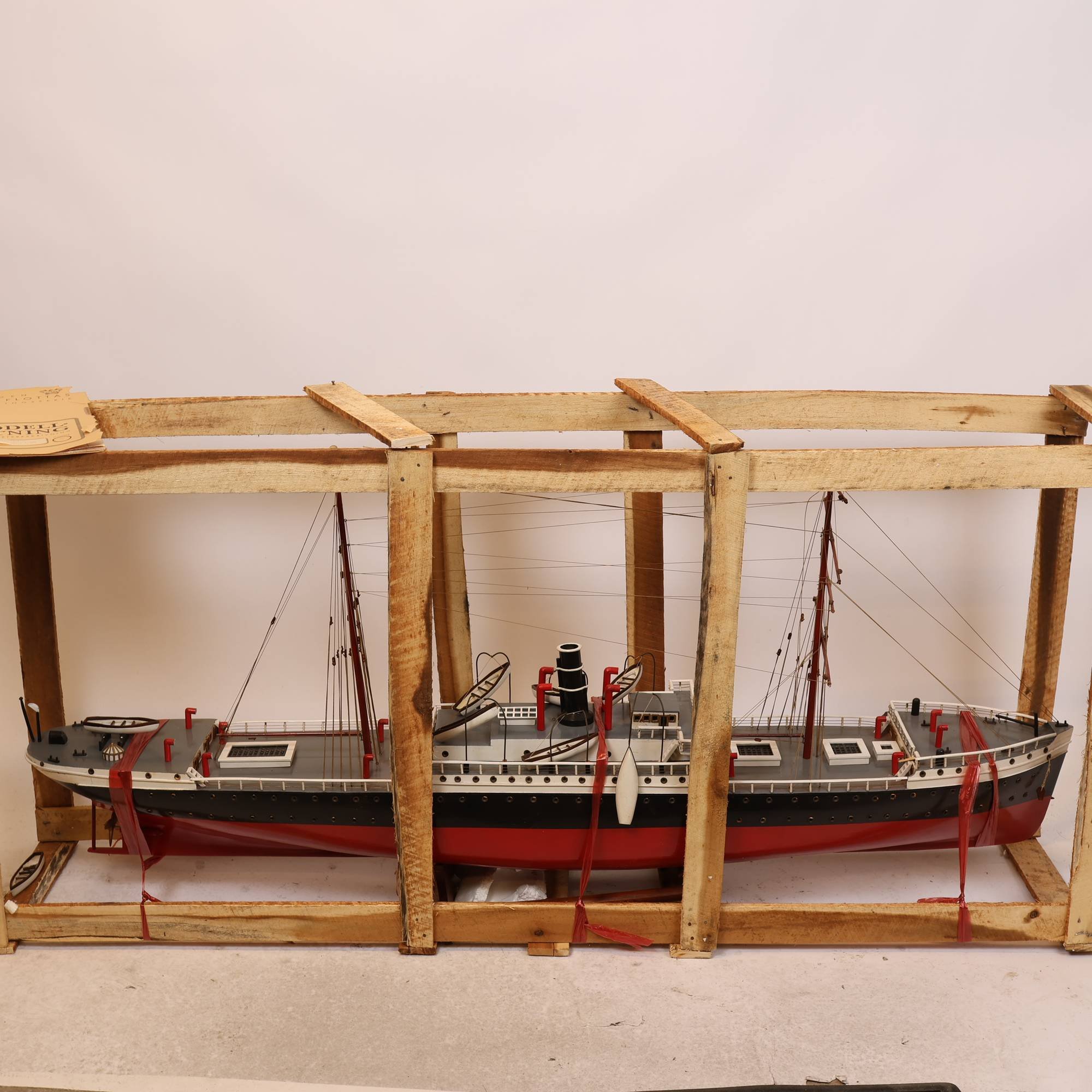 Fartyg, Ångfartyget S/S alpha, stor model i trä. Endast avhämtning.