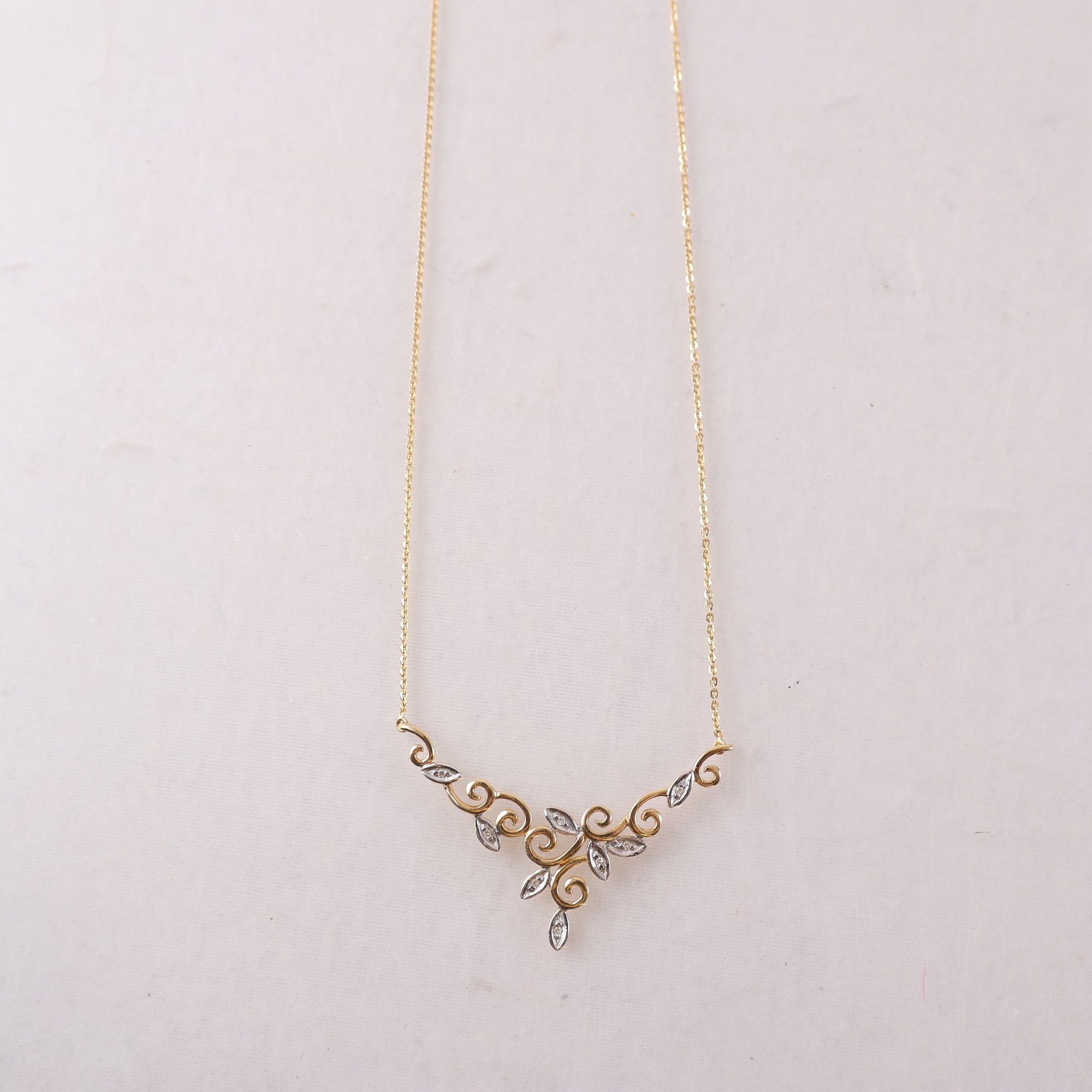 Halsband, 18k guld. Vikt: 2.8g.