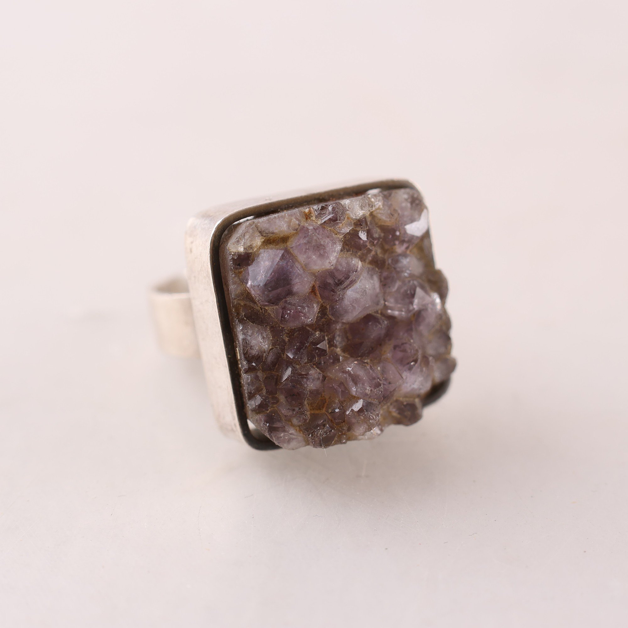 Ring, silver, rå ametist. Brv: 12.3g
