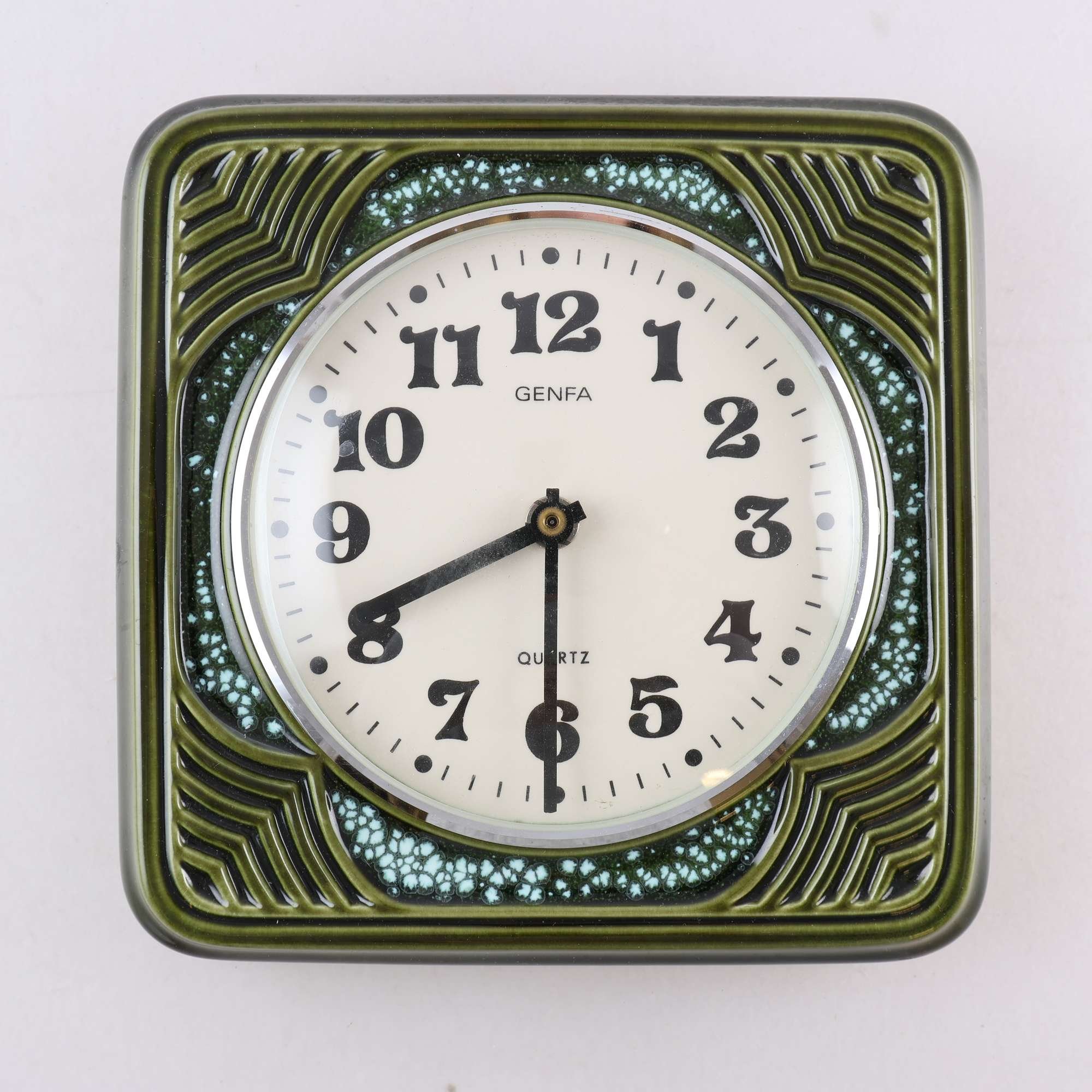 Väggklocka, Genfa, Porslin