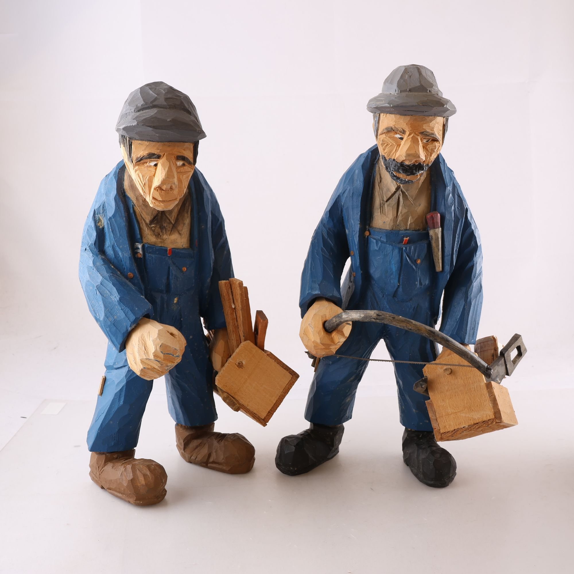 Figurer, Snidat trä, män med verktyg, 2 st. Samfraktas ej.