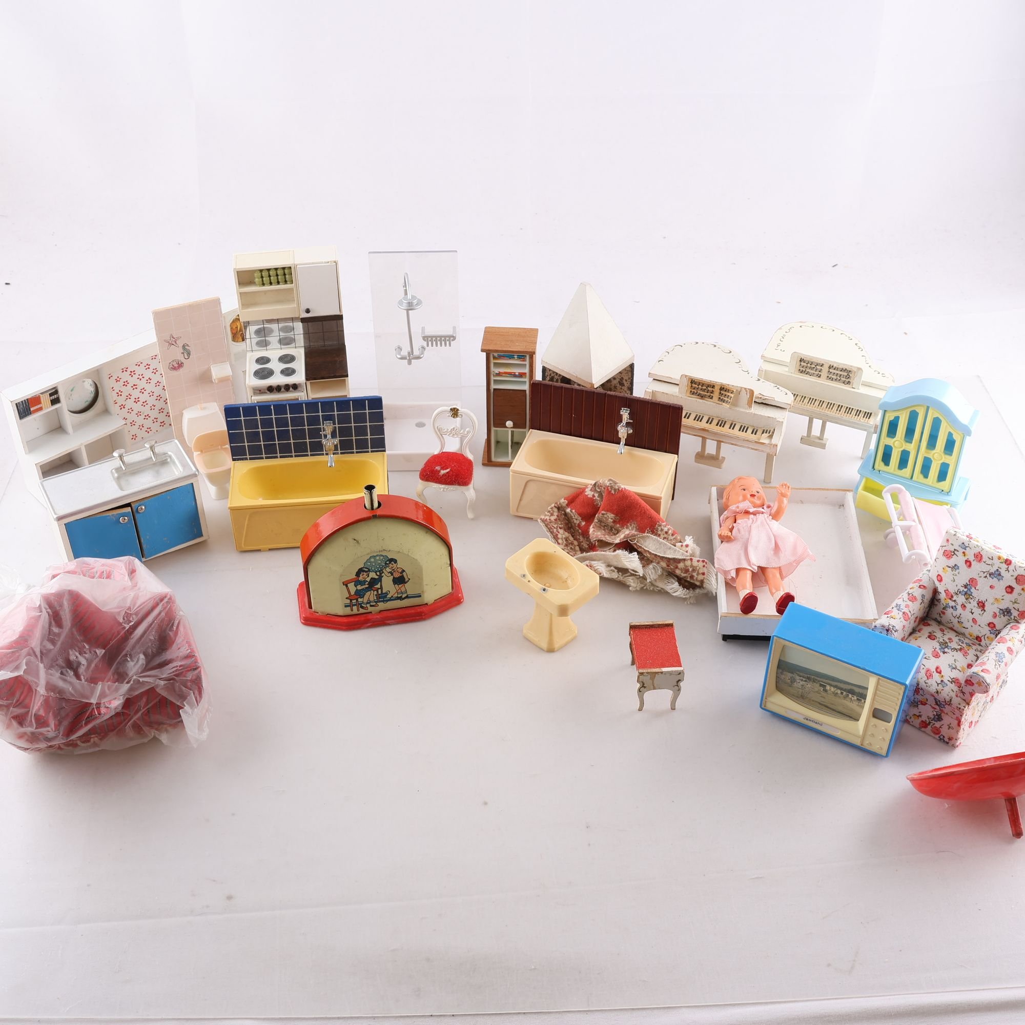 Dockskåpsmöbler, Lundby mfl, blandat. Endast avhämtning.