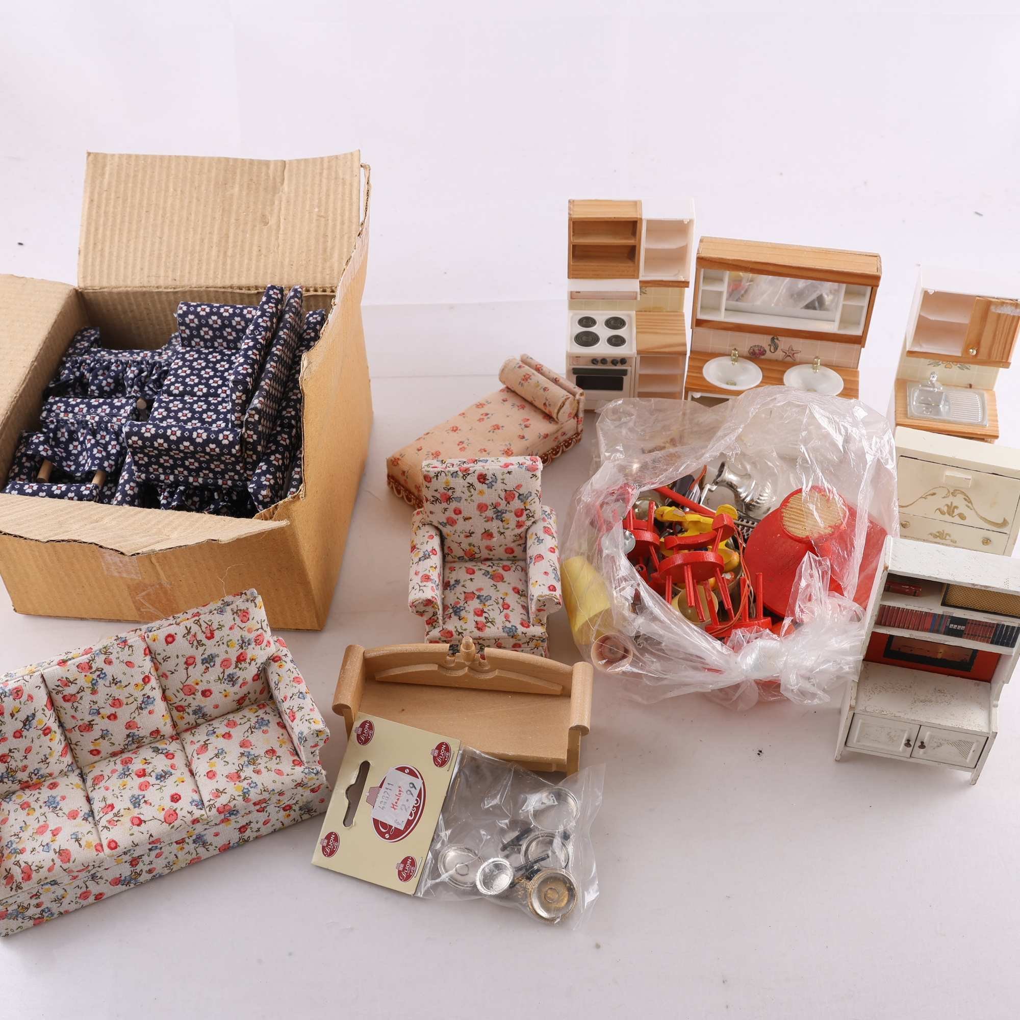 Dockskåpsmöbler, Lundby mfl, blandat. Endast avhämtning.