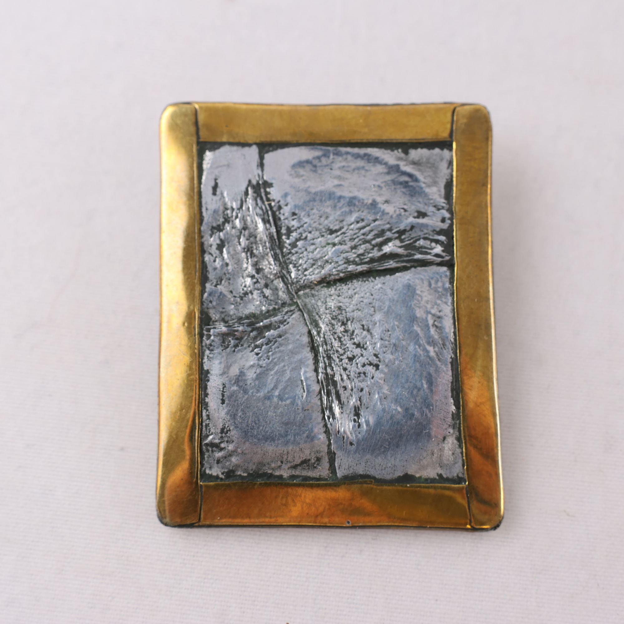 Brosch, tvåfärgad metall