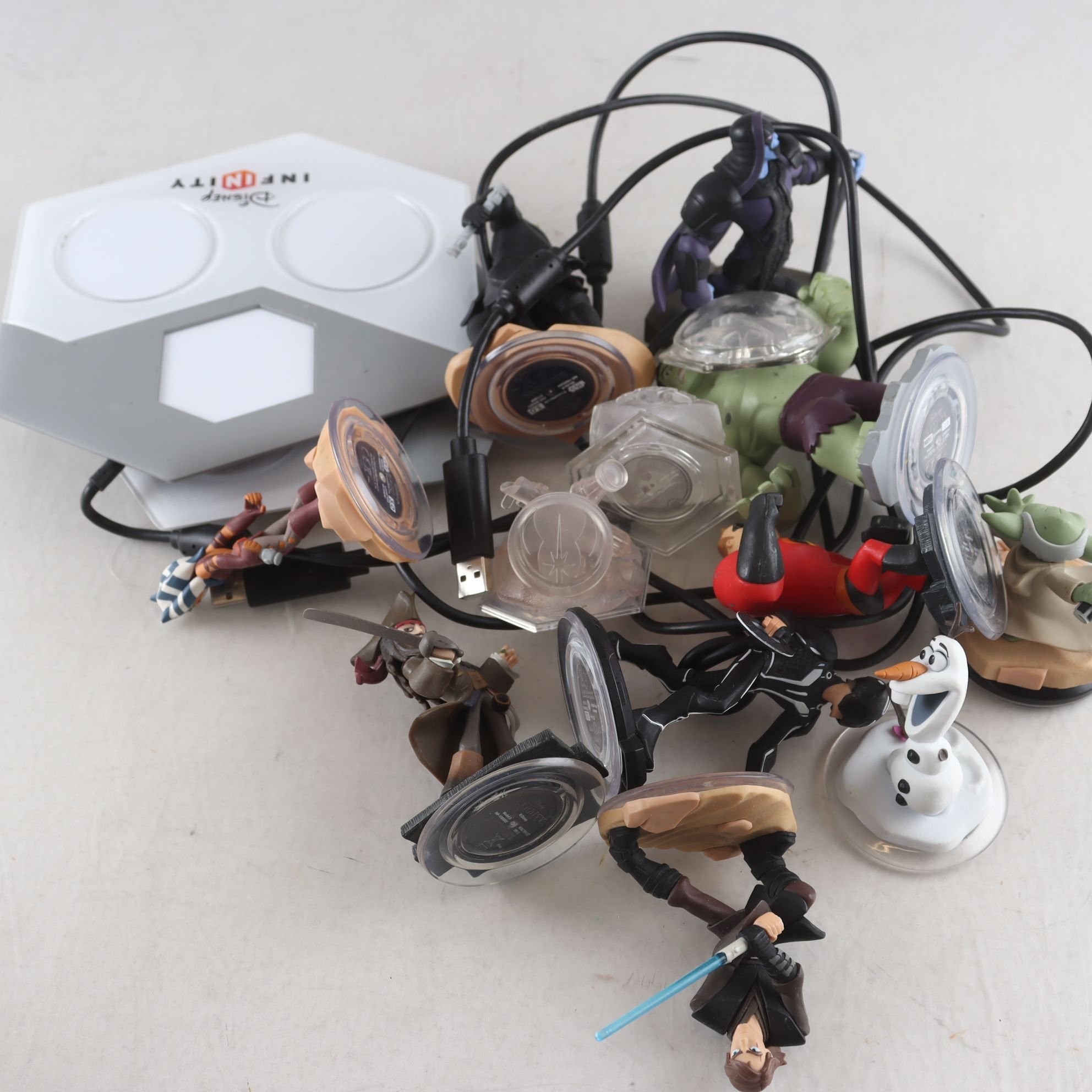 Disney Infinity, 2 plattor, 13 figurer