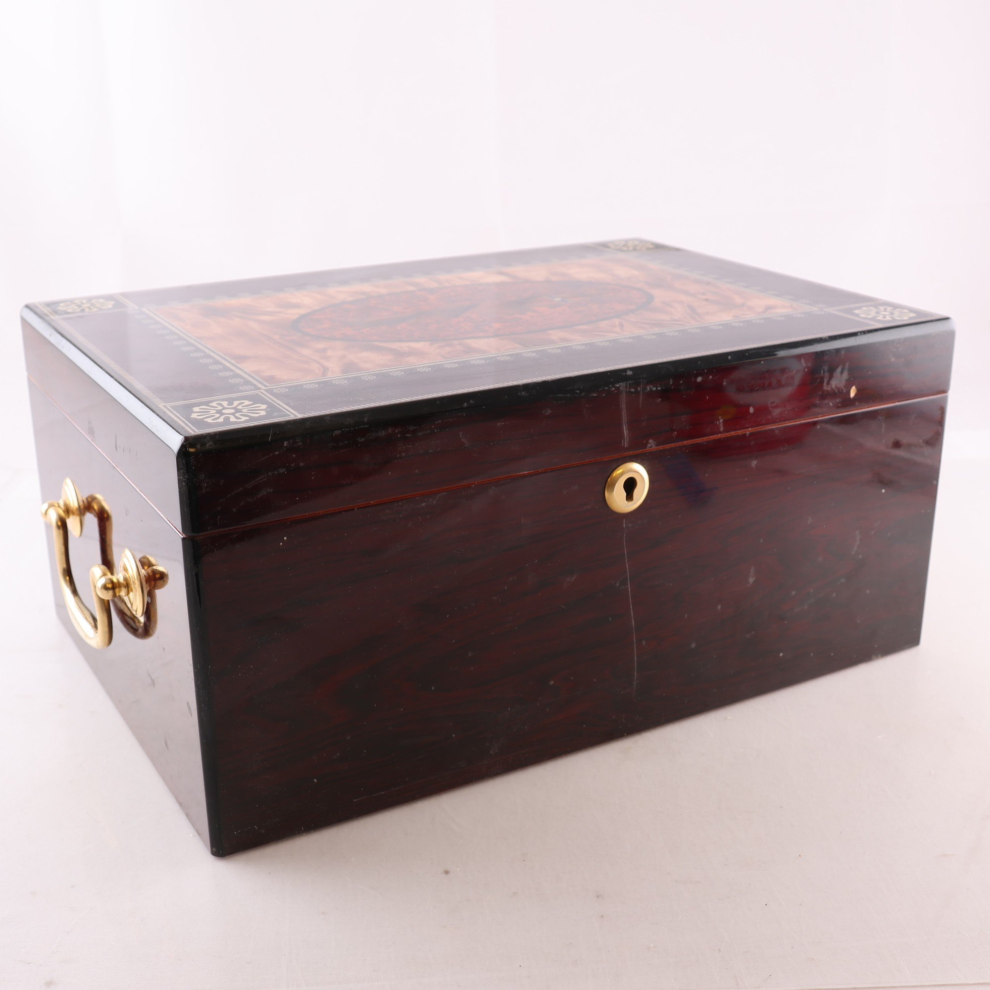 Humidor, förvaring för cigarrer, ceder, fanér. Samfraktas ej.