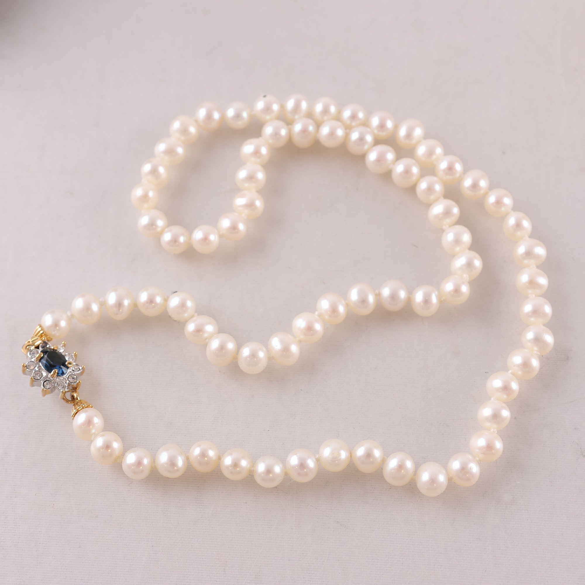 Pärlhalsband, collier, odlade pärlor, lås med färgade stenar