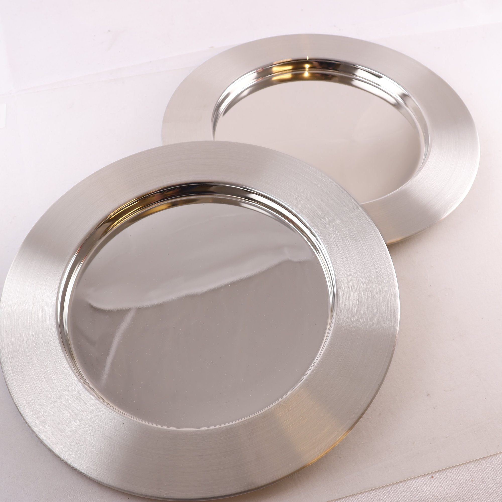 Kuvertallrikar, rostfritt stål, Timo Sarpaneva, för OPA, 2 st