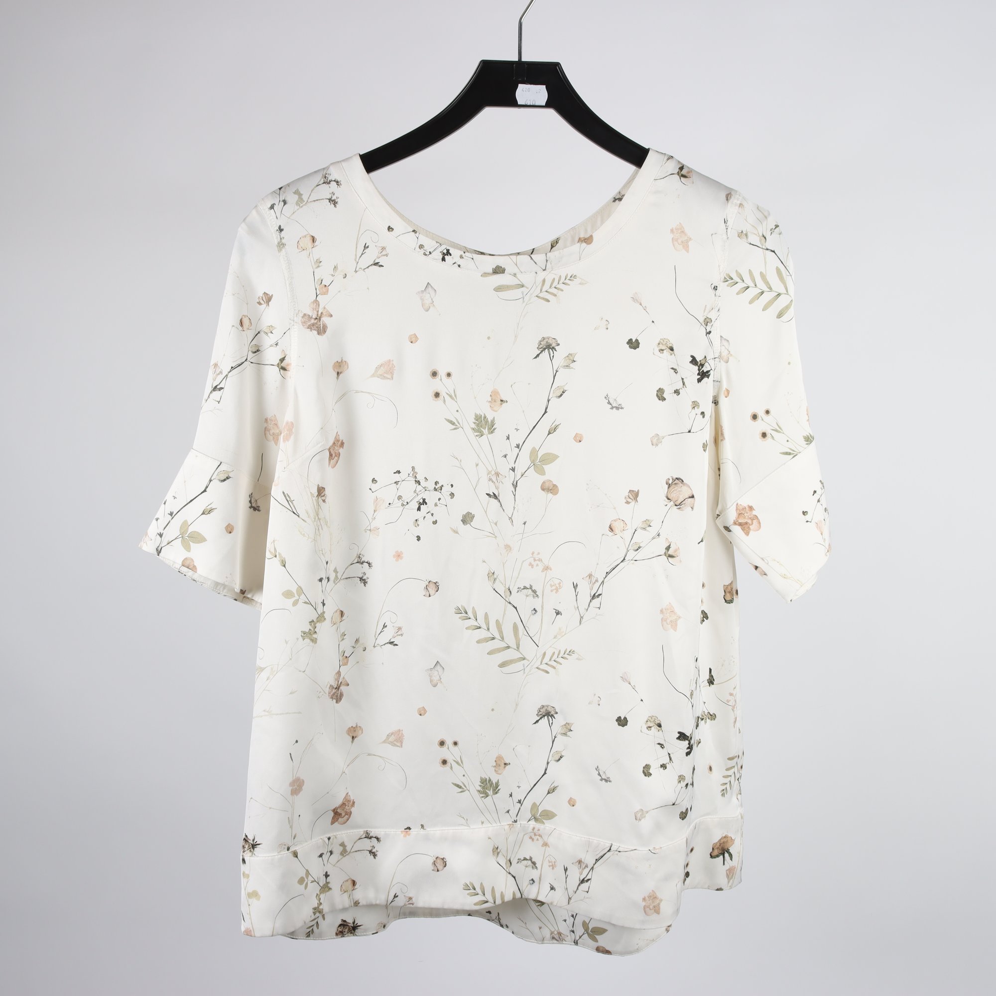 Blus, Ahlvar Gallery, blommig, vit, 93% silke, stl. M.