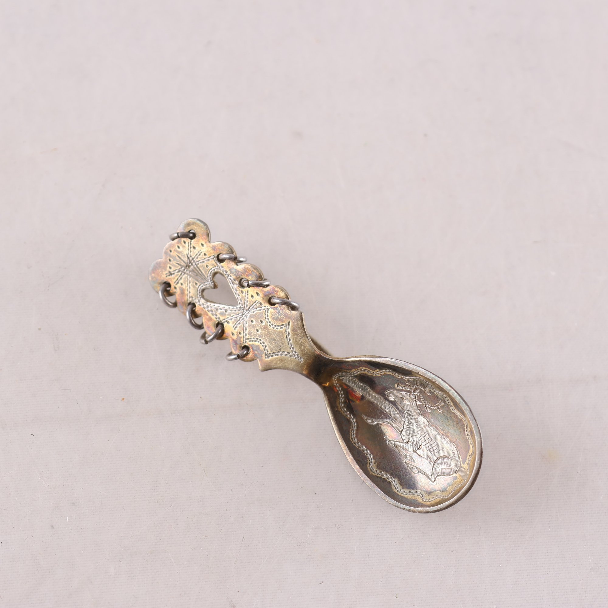 Brosch, Samearbete, silver kattfot.