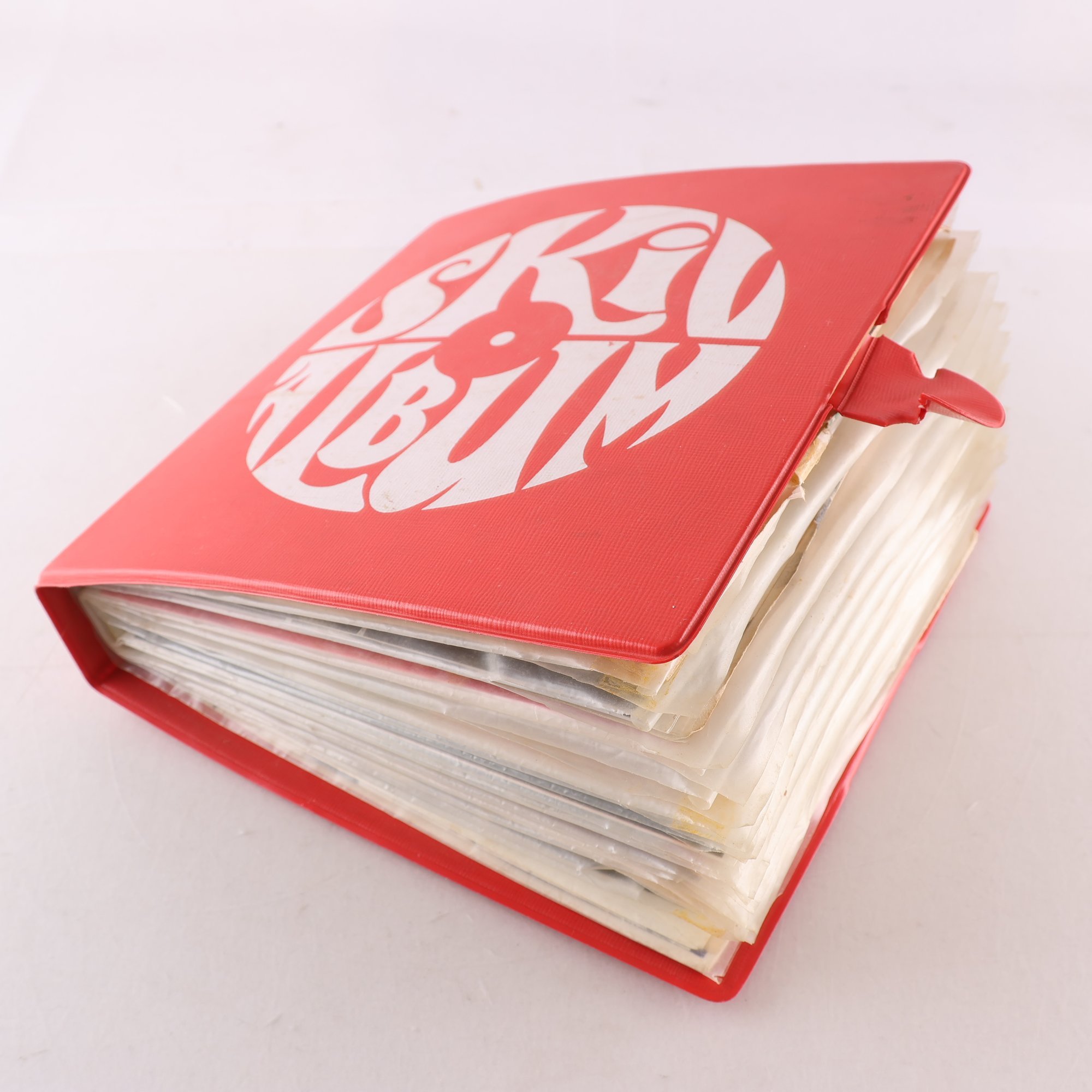 Skivpärm med singlar.