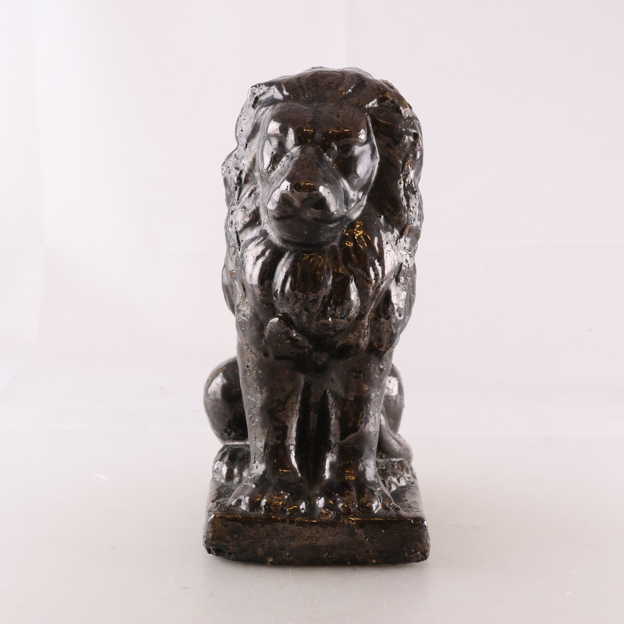 Skulptur, Lejon, lergods. Samfraktas ej.