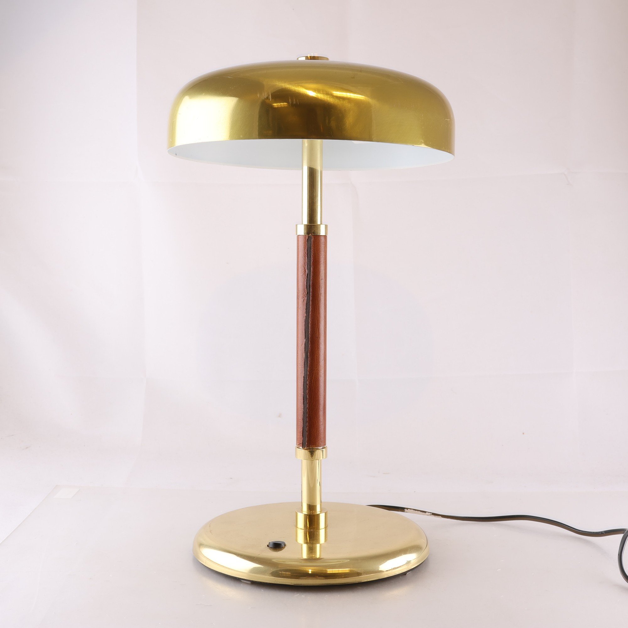 Bordslampa, Örsjö industri, Mässing och skinn, 1900-tal. Endast avhämtning.