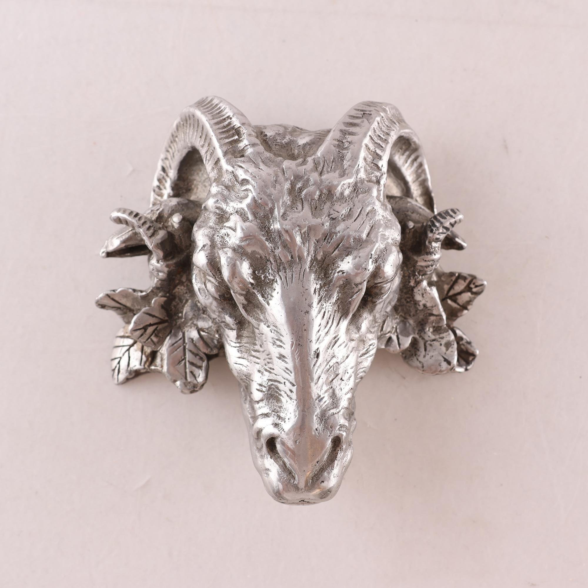 Vägghängd skluptur, Get, metall.