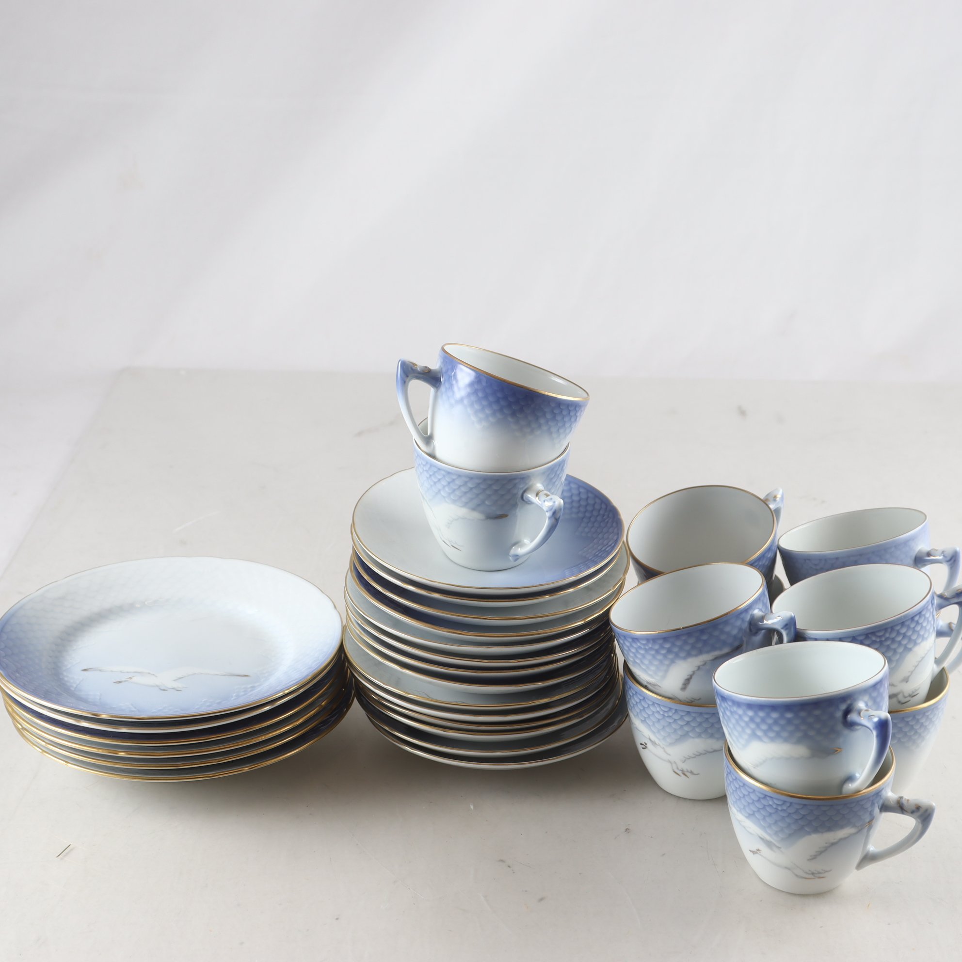 Kaffekoppar med fat, assietter, Måsen, Bing & Gröndahl. Endast avhämtning.