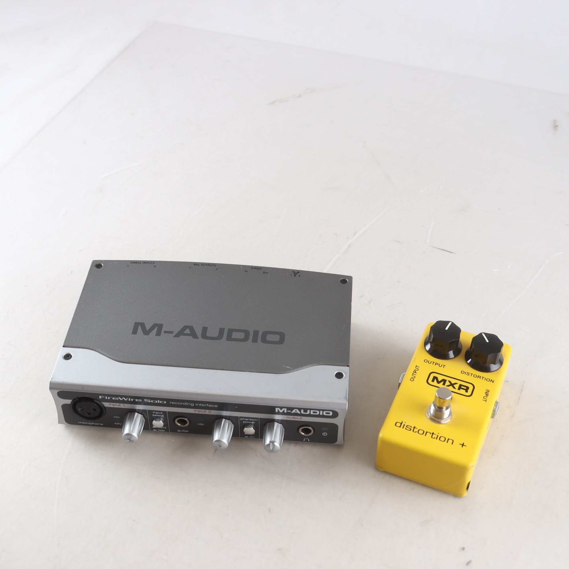 Musiktillbehör, ljudkort och effektpedal.