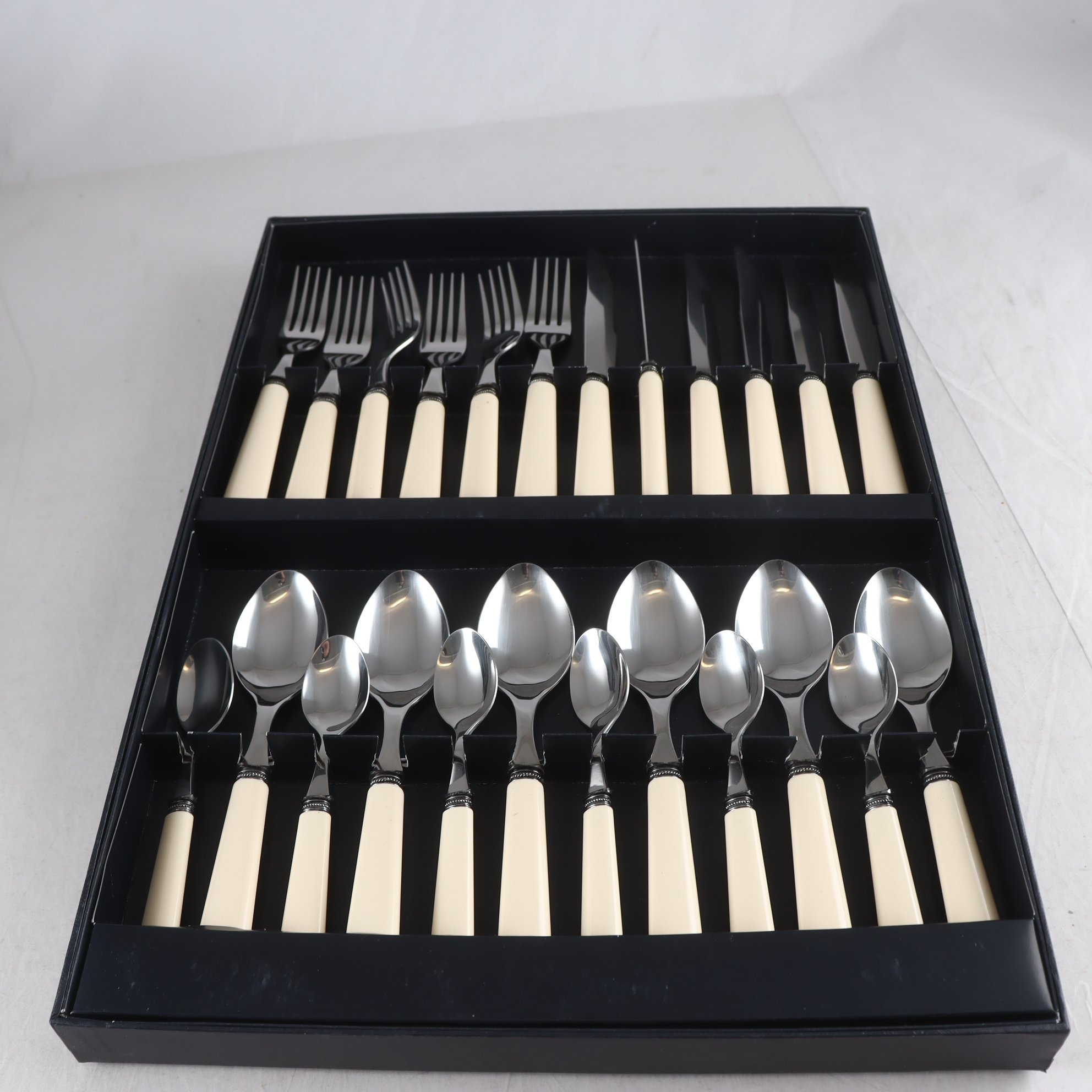Bestickset 24 delar. Newport Ivory Cutlery. Samfraktas ej.