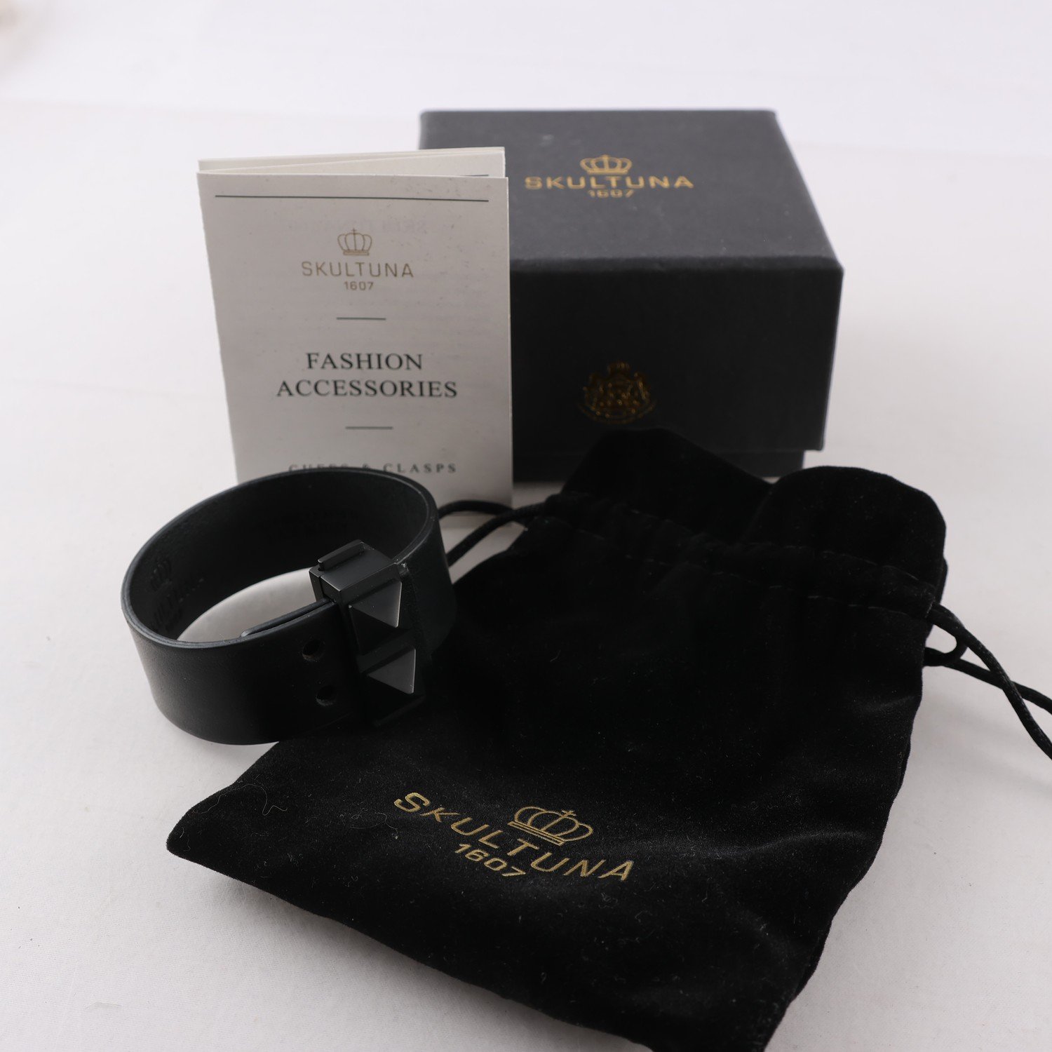 Armband, Skultuna, ”Clasp Rivets läderarmband”, svart.