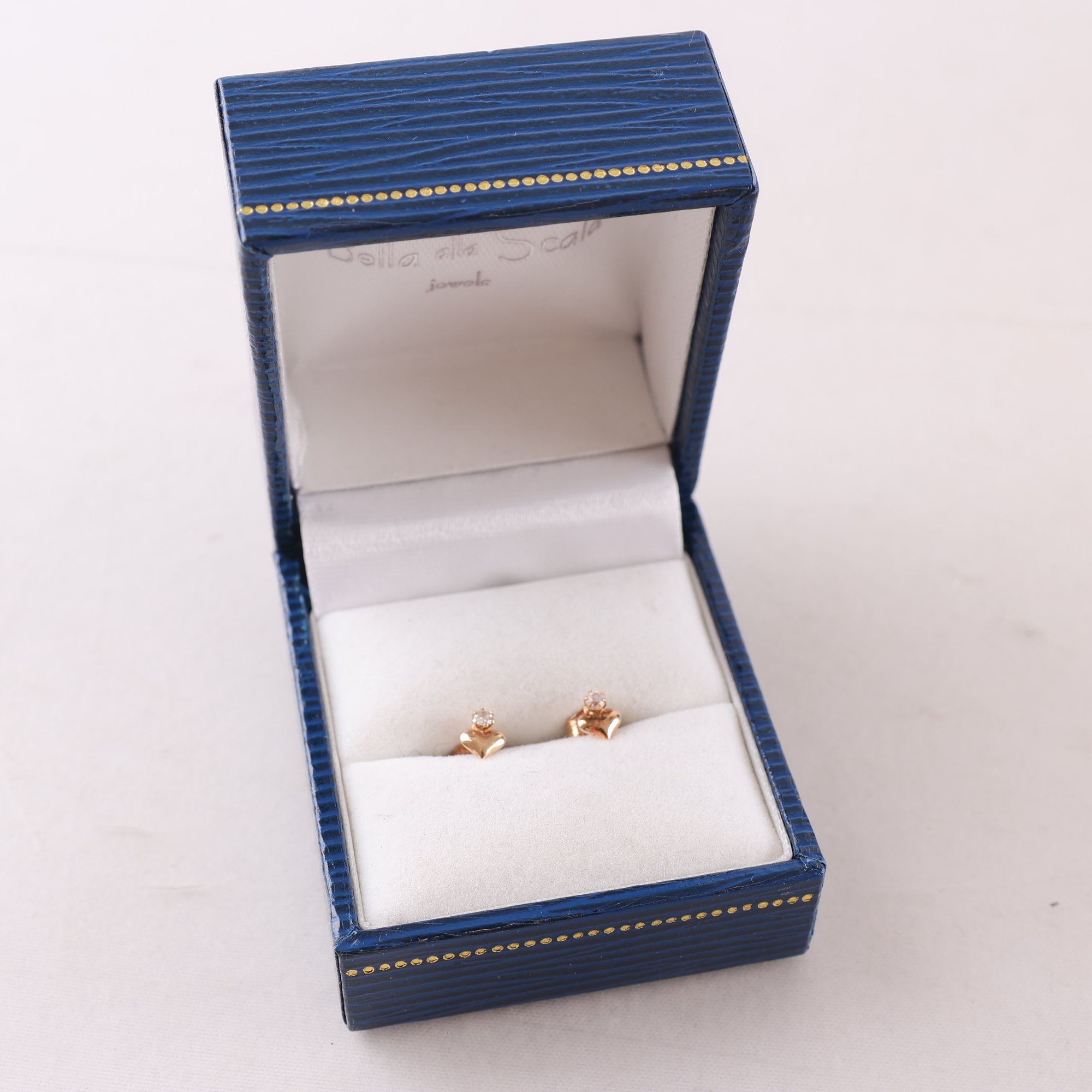 Örhängen, guld 18k, slipad sten, hjärtan, brv: 0.4g