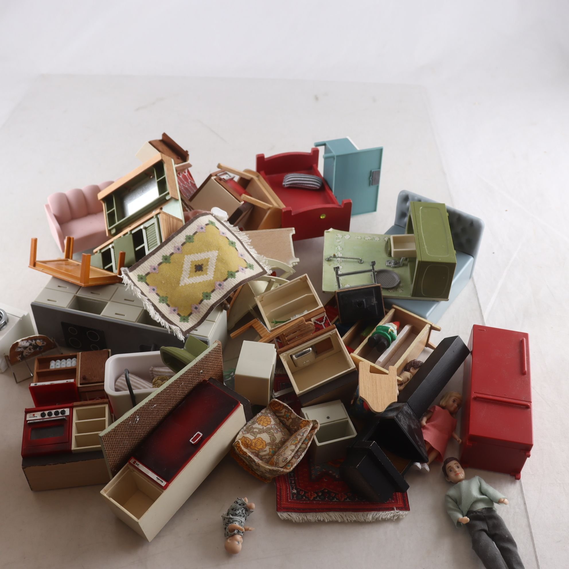 Dockskåpsmöbler, Lundby mfl, blandat. Endast avhämtning.