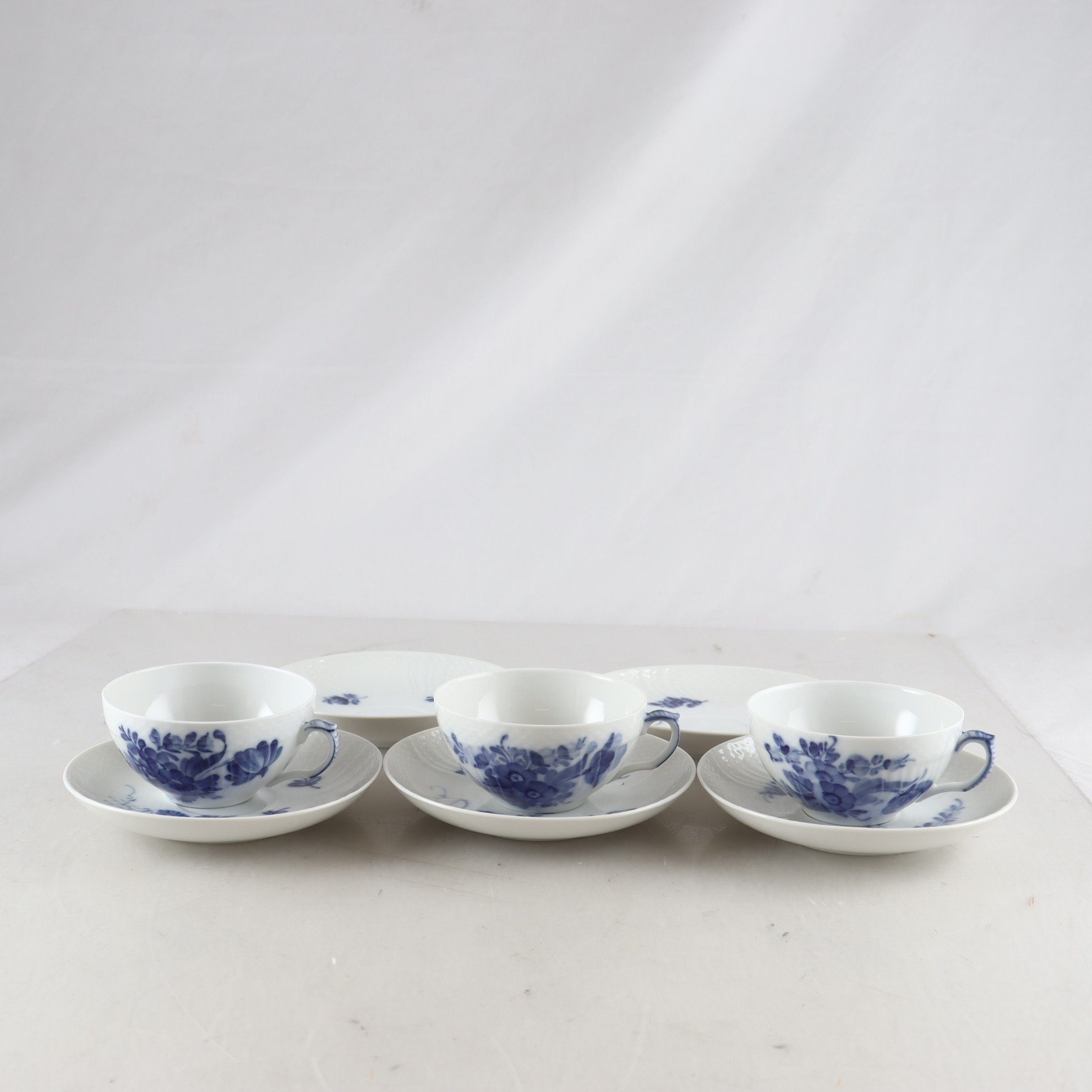 Tekoppar med fat, Blå Blomst, Royal Copenhagen. Samfraktas ej.