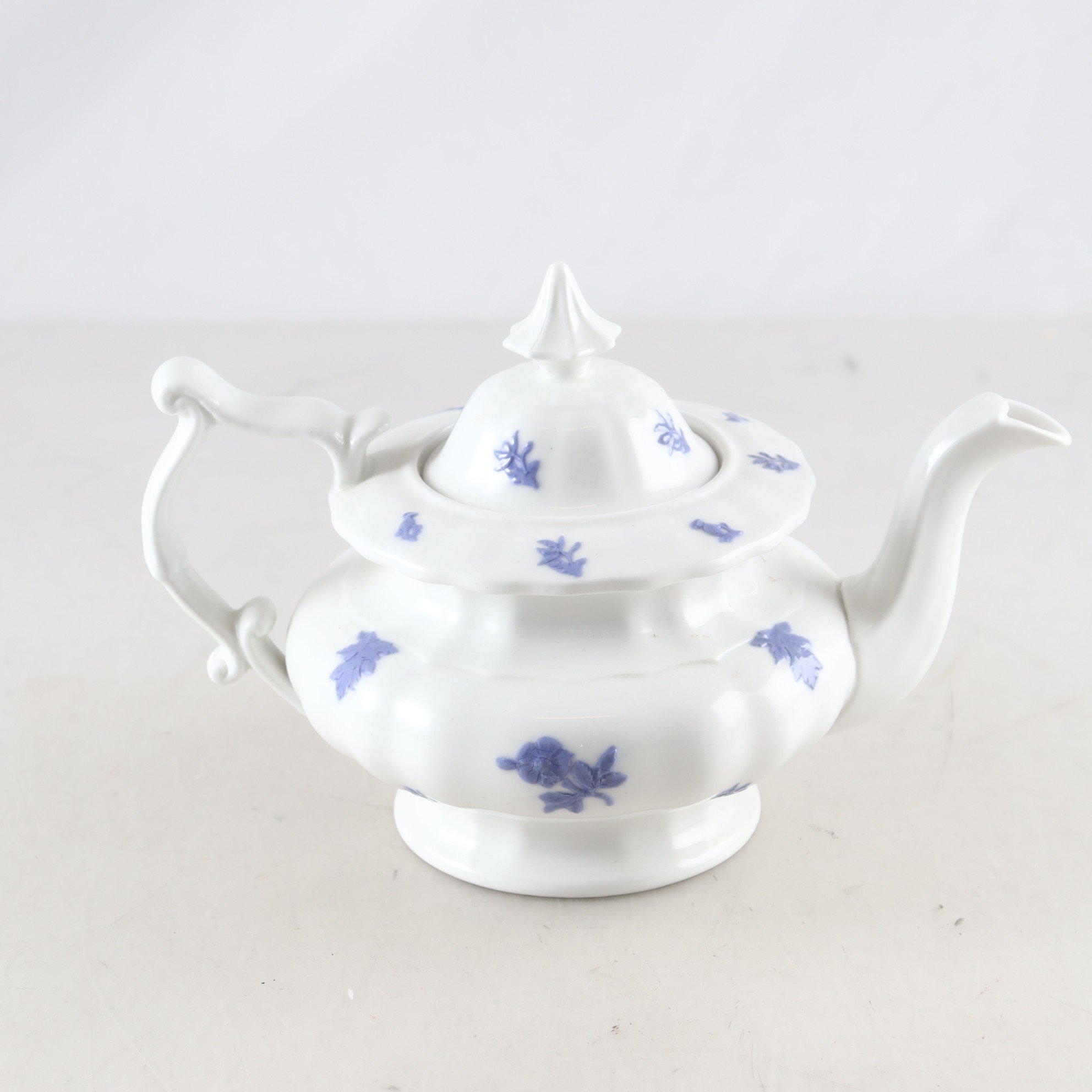 Tekanna, Blå blom, Gustavsberg, 1800-talets slut. Samfraktas ej.