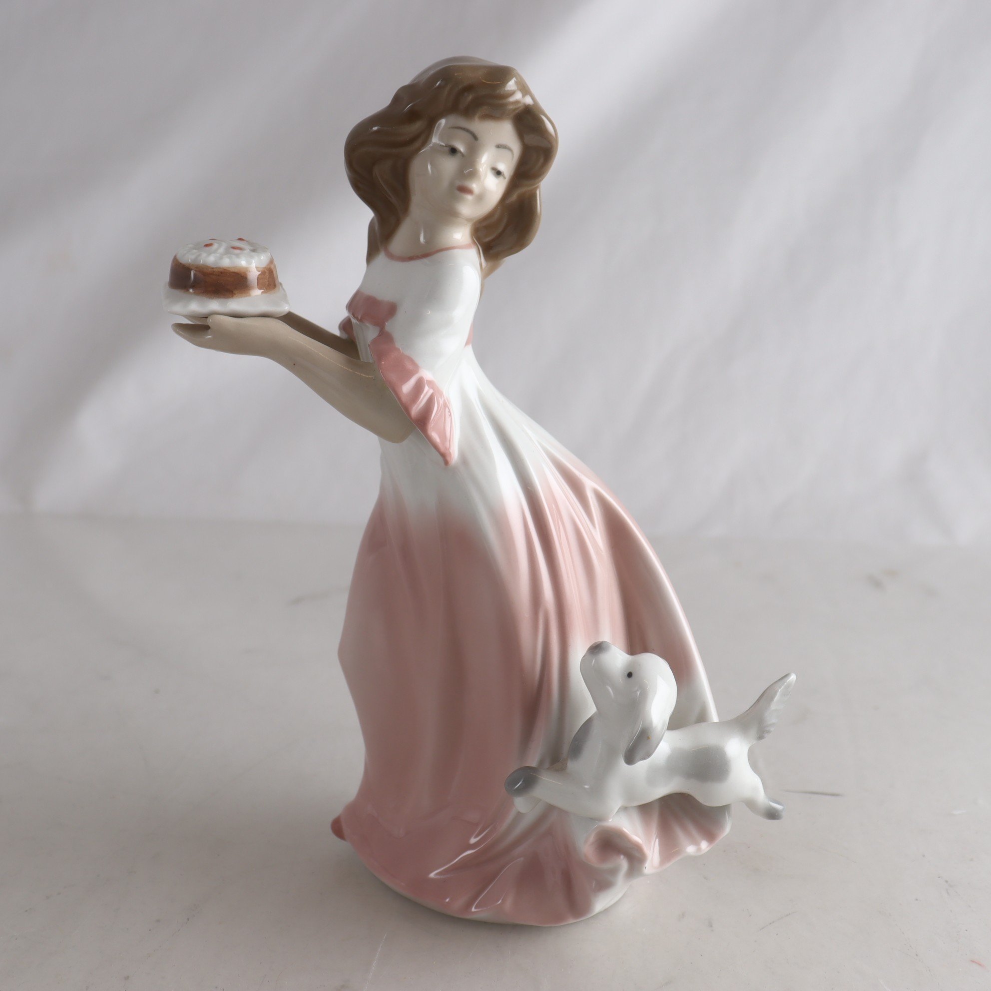 Figurin, flicka med tårta och hund, Tengra, Spanien