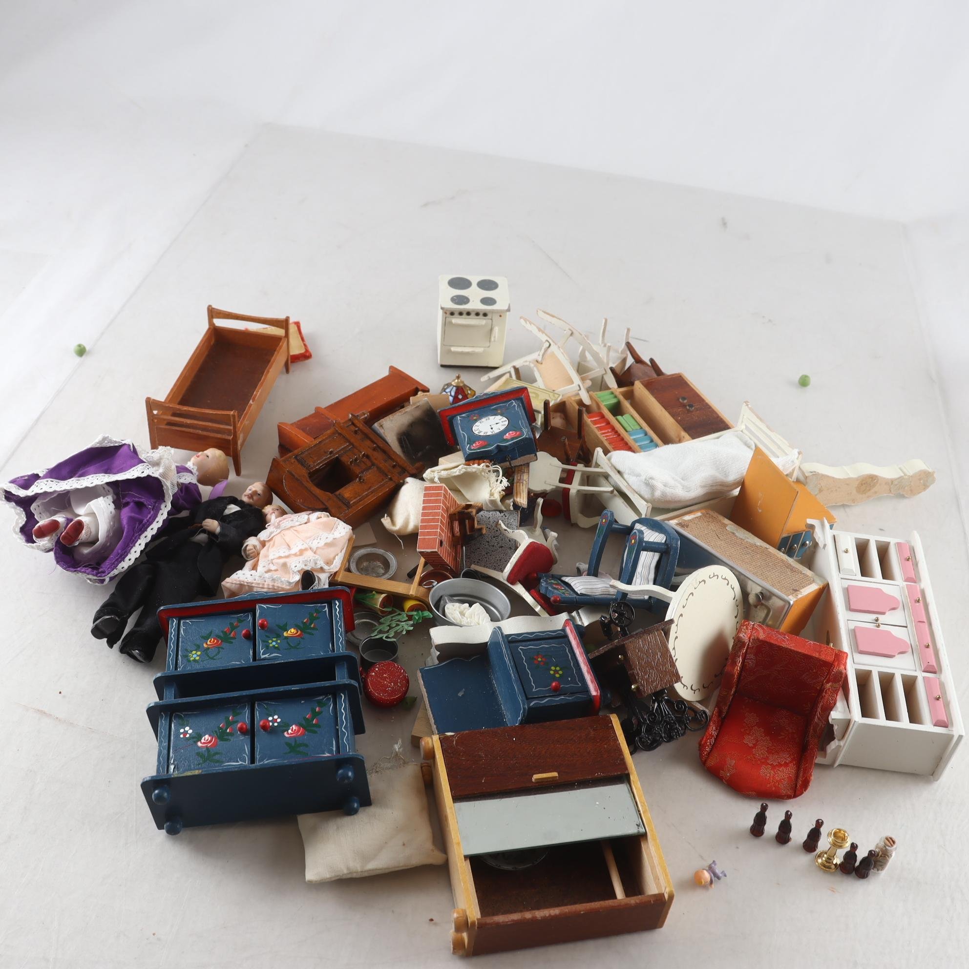 Dockskåpsmöbler, Lundby mfl, blandat. Endast avhämtning.