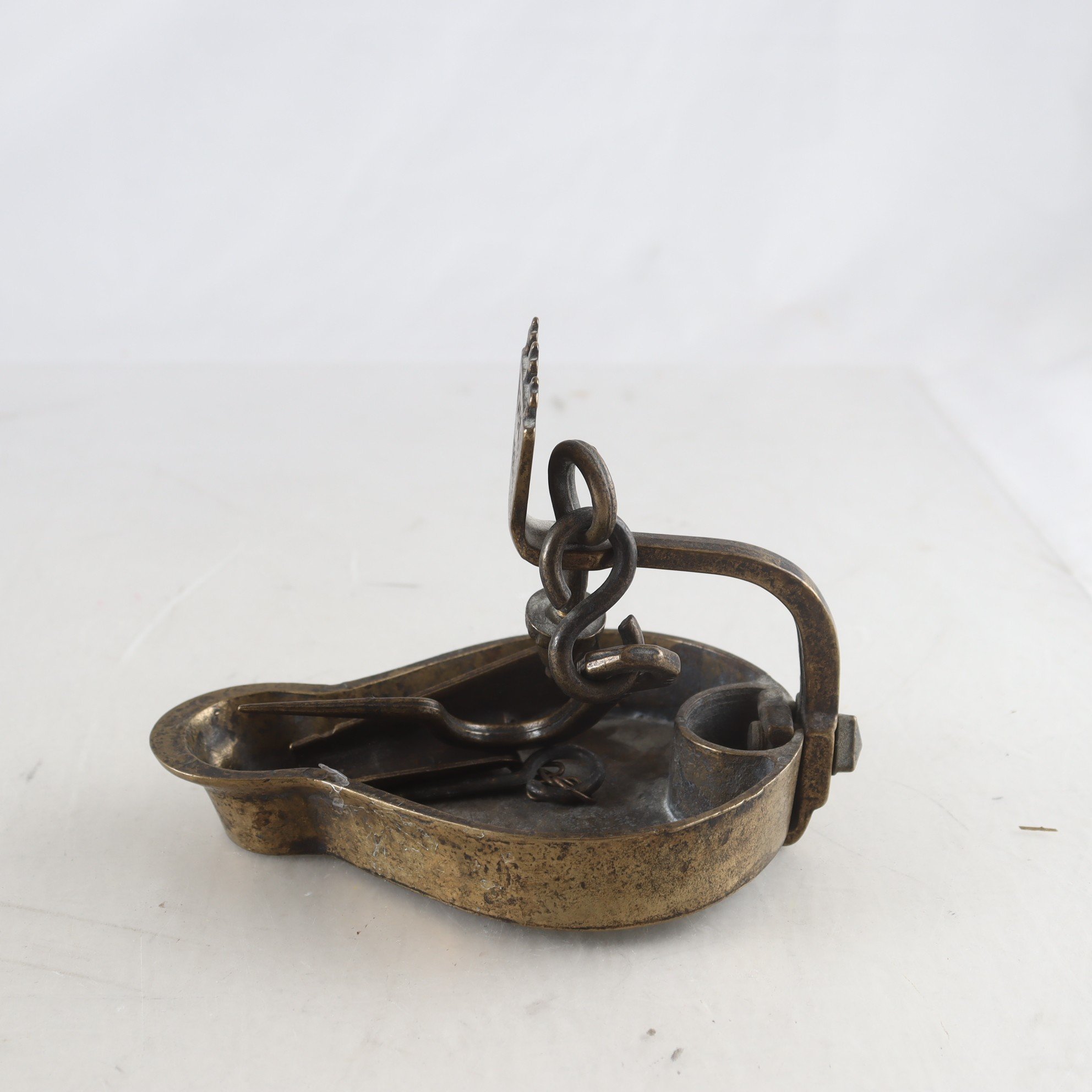 Oljelampa, brons, märkt E.A.S.C, 1884