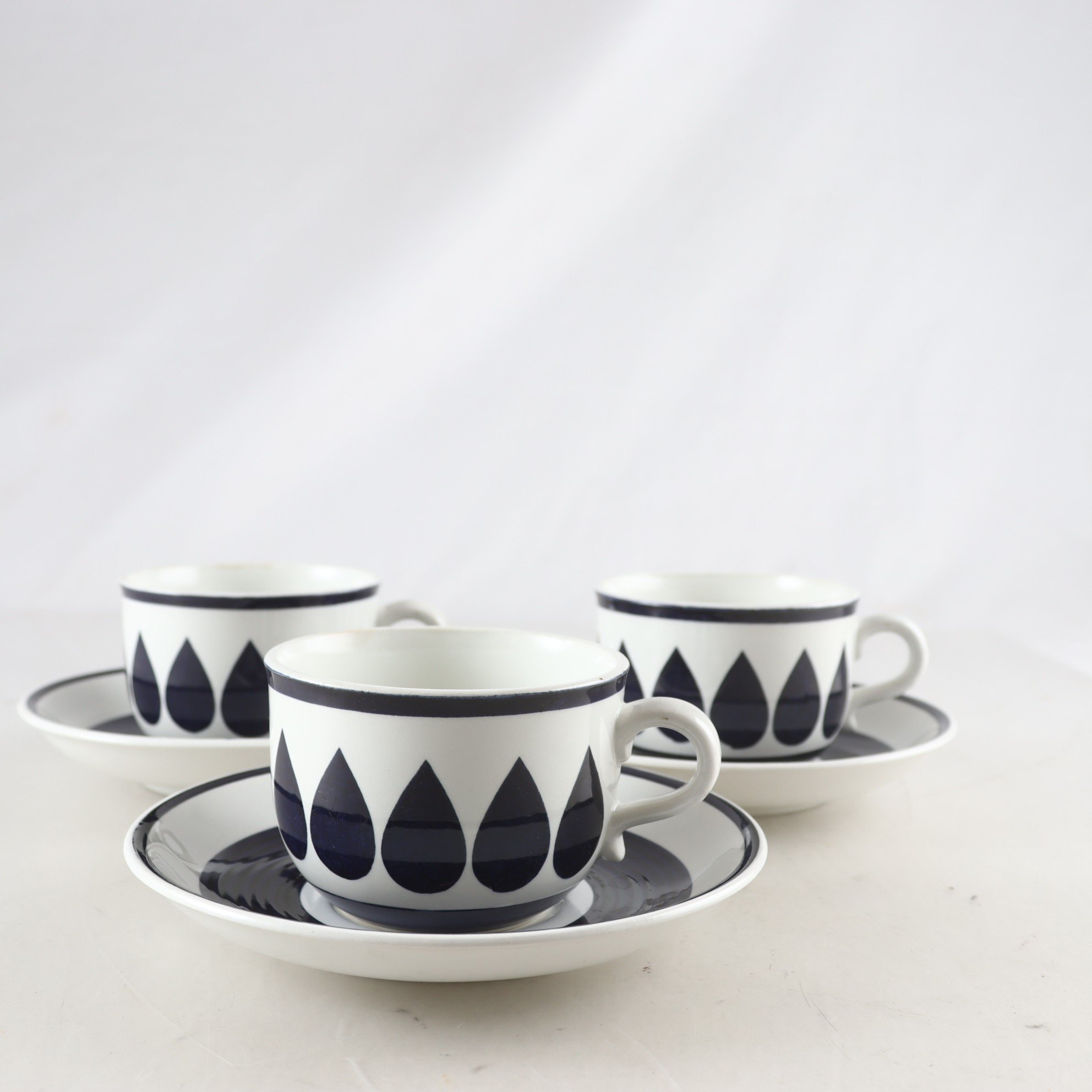 Tekoppar med fat, Lagun, Berit Ternell, Upsala Ekeby, Gefle. Samfraktas ej.