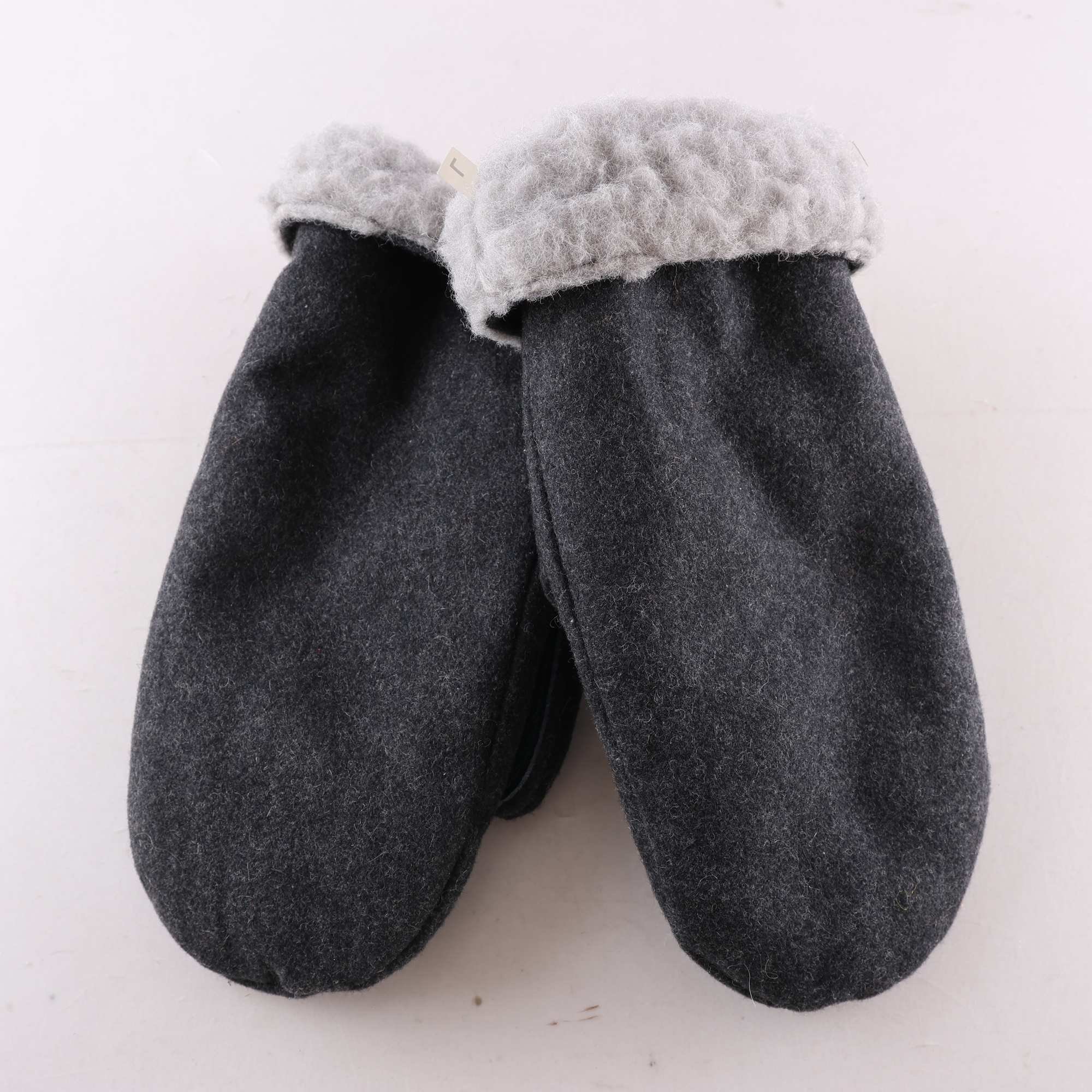 Vantar. Okäns, gråsvart, blå, stl. L