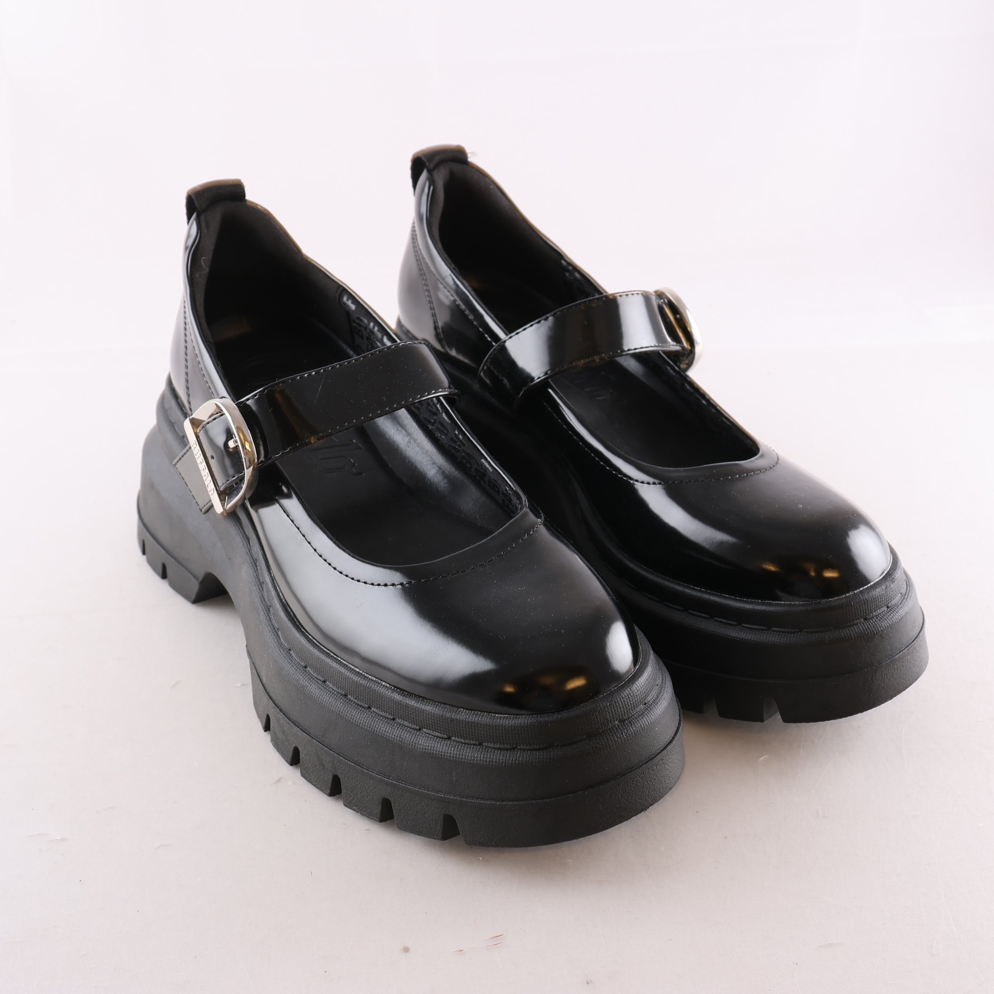 Skor, Buffalo, svart, stl. 40.