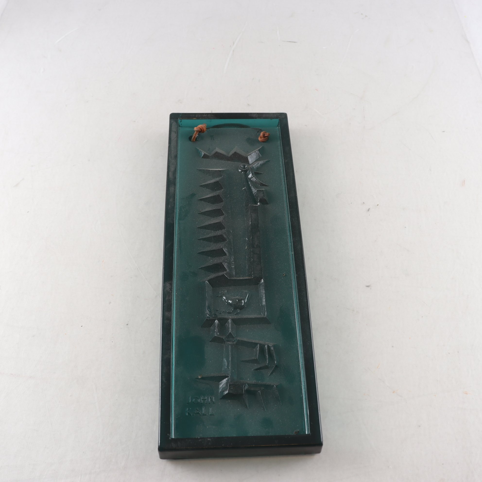 Väggrelief, John Käll, Elme Glasbruk, signatur i relief. Samfraktas ej.