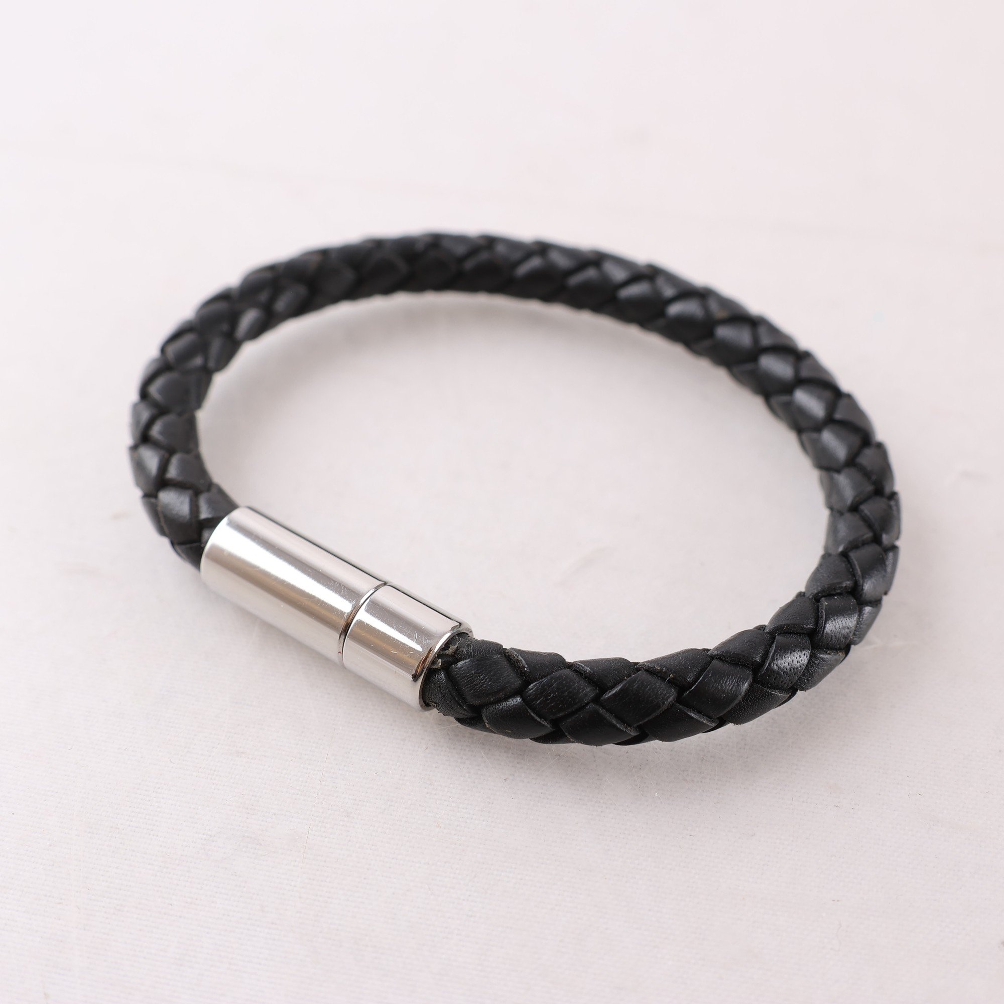 Armband, flätat läder, Skultuna, svart