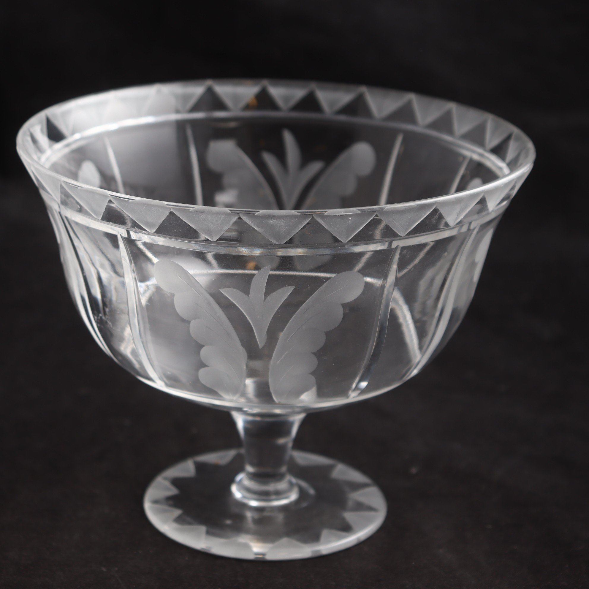 Skål på fot, etsade blad och blomdekor, osignerad, ca 1930-tal. Samfraktas ej.