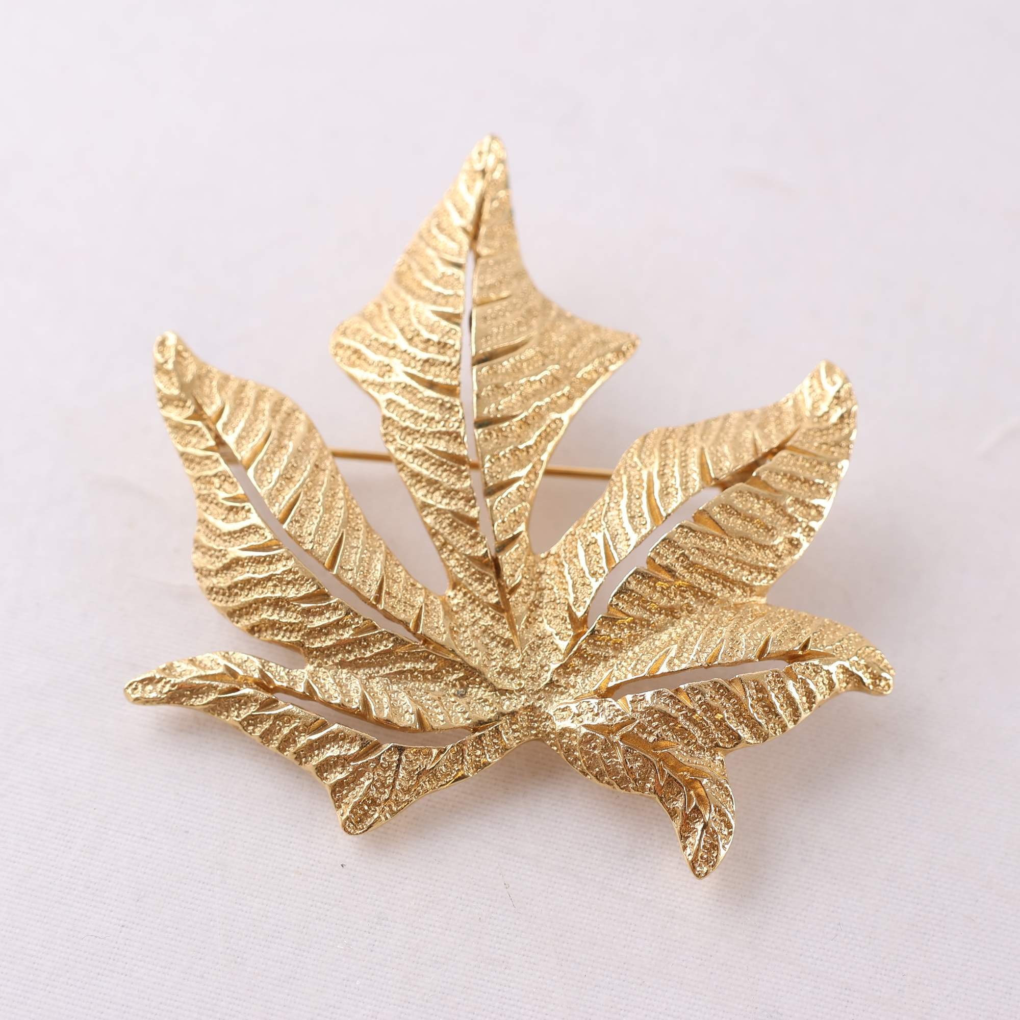 Brosch, guldmetall, Christian Dior, lönnblad, vintage