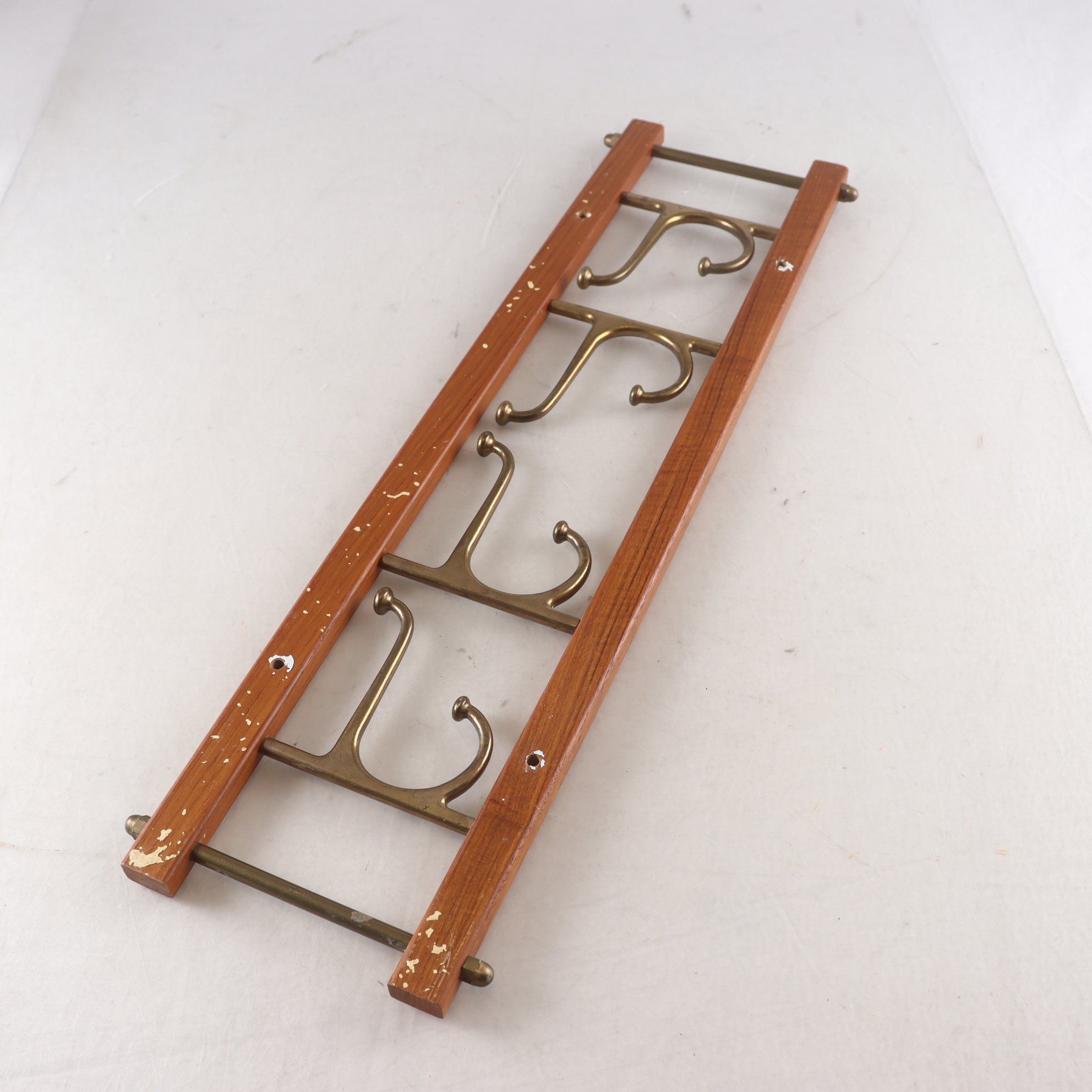 Klädhängaren dekorativ, mässing & trä. Samfraktas ej.