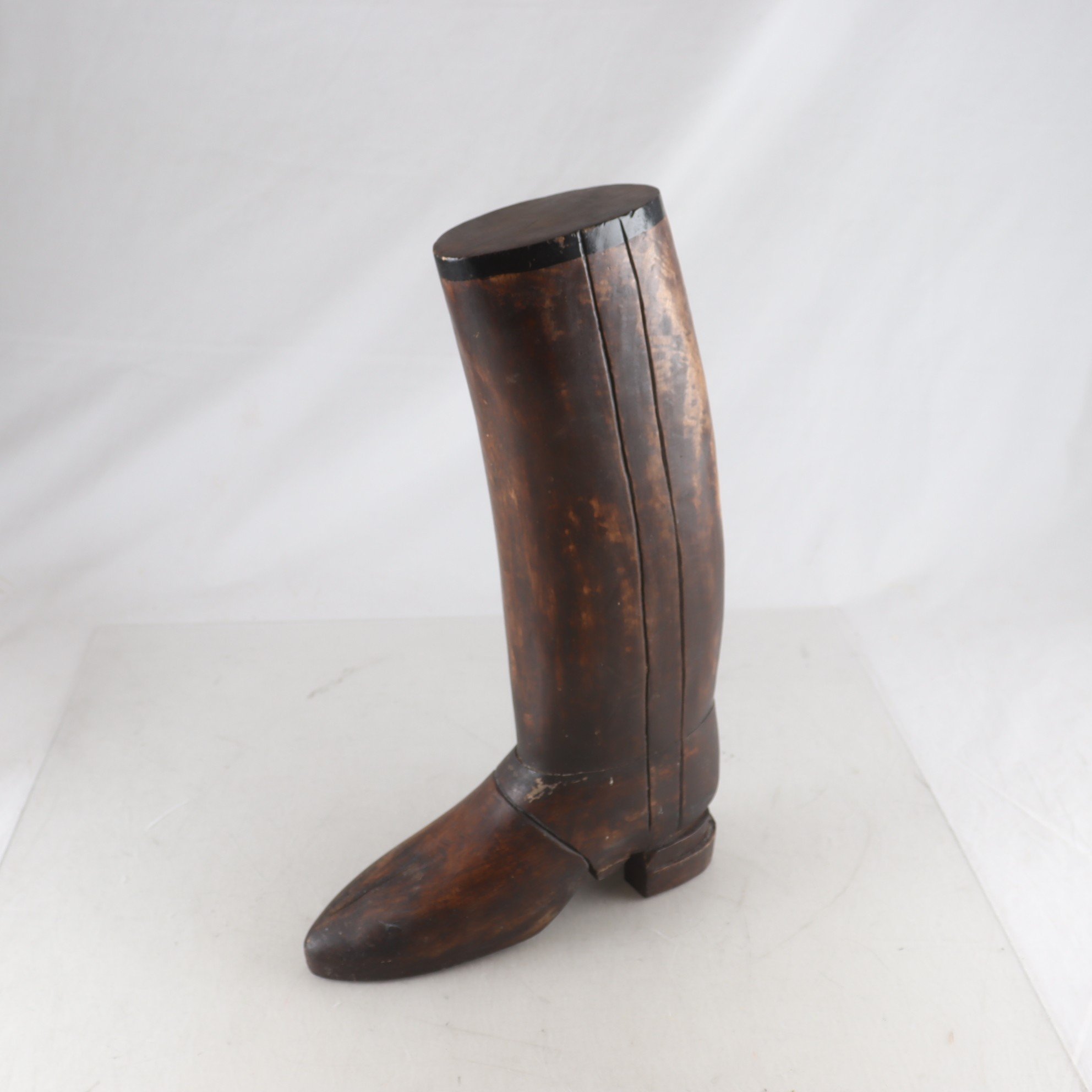 Prydnad, trä, samtida. Samfraktas ej.