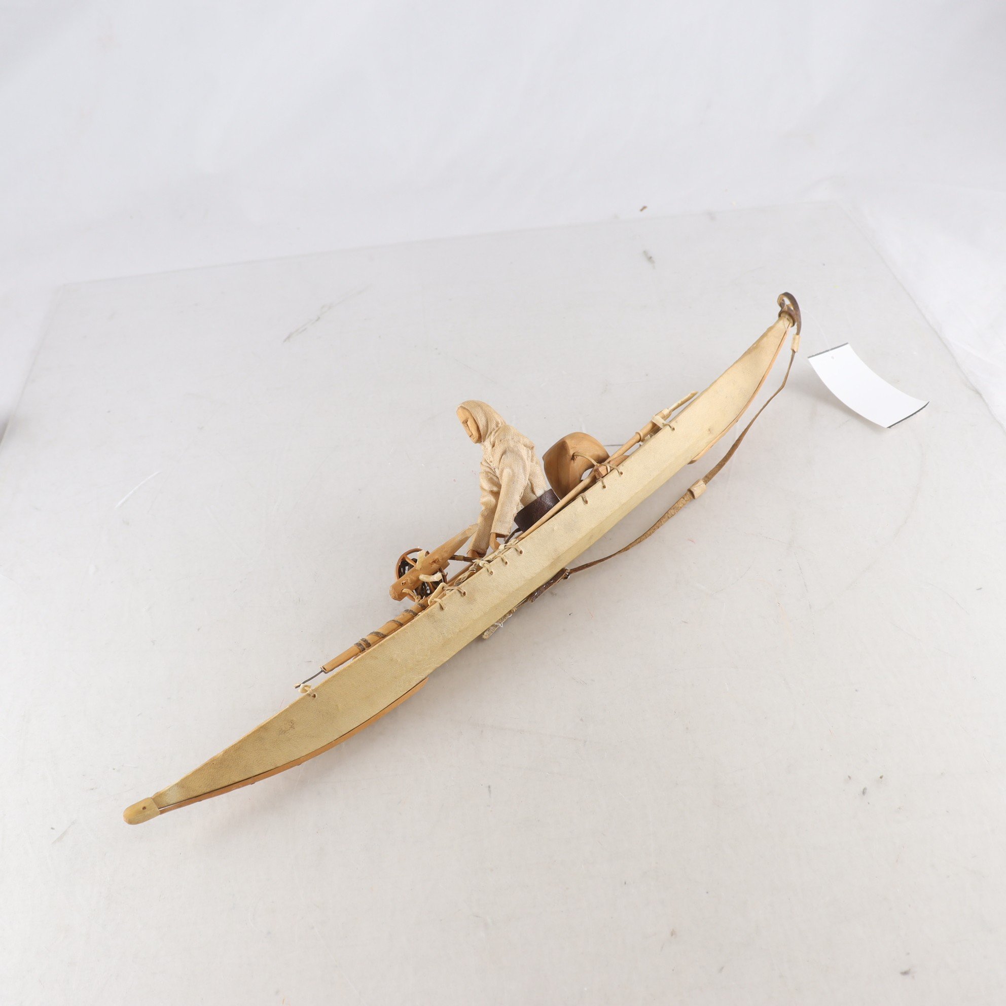 Modell av kajak, Grønlandica, läder, trä, ben. Endast avhämtning.