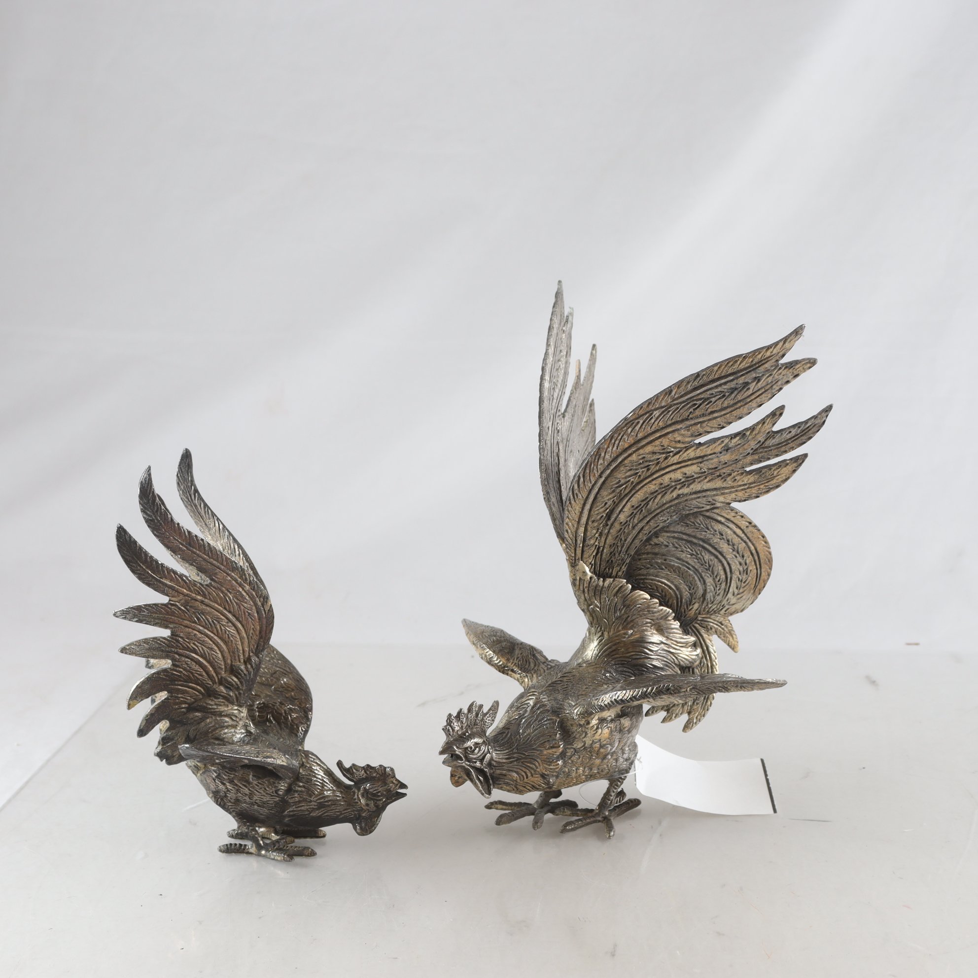 Bordsdekoration, Tuppar, vitmetall, 2 st. Samfraktas ej.