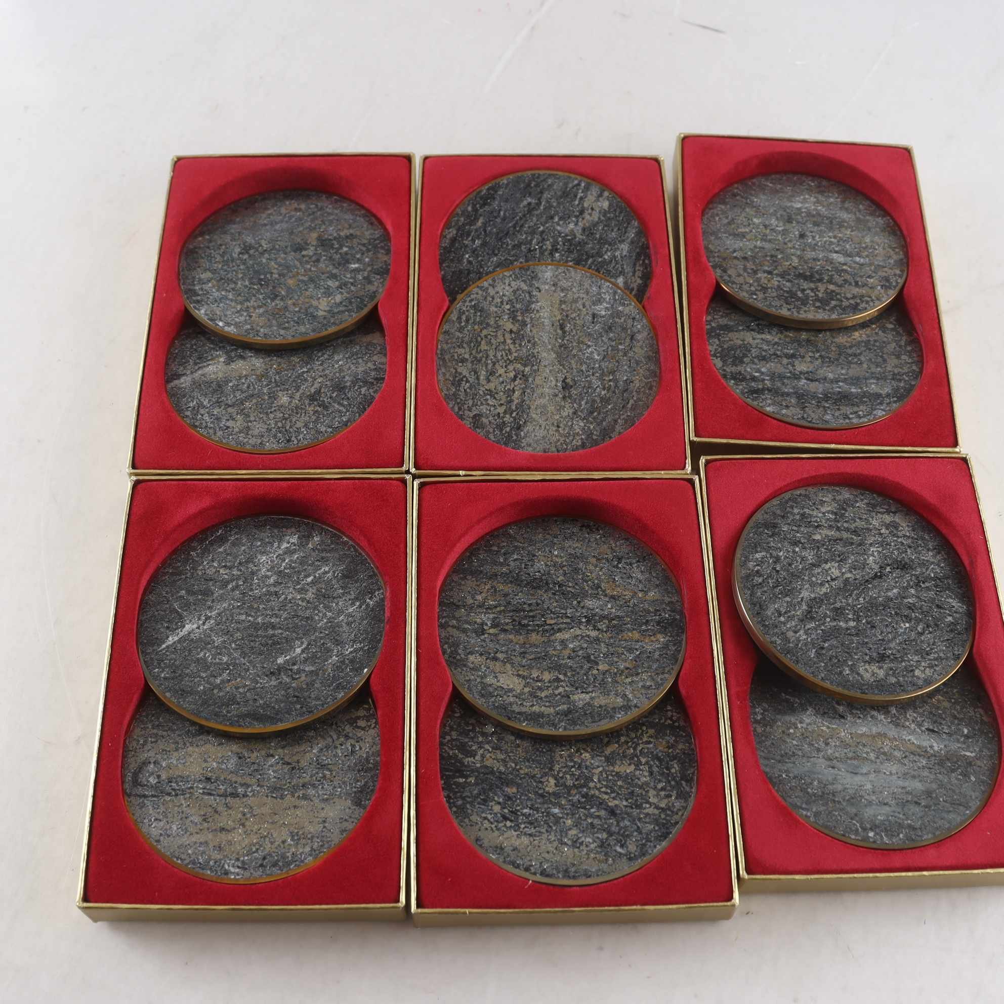 Glasunderlägg, mässing & sten, Saulo AS, Sulitjelma, Norge.