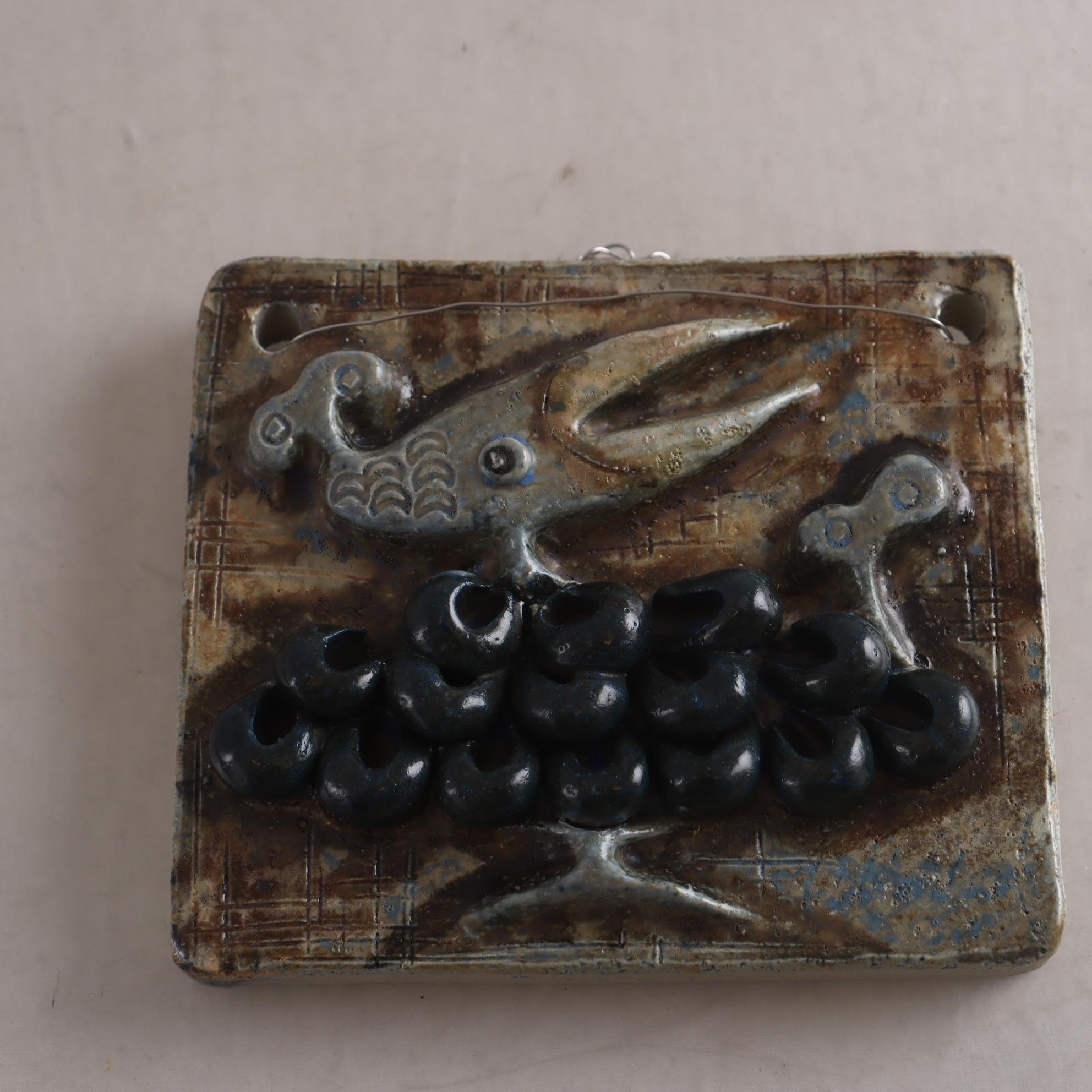 Väggrelief, stengods, Ulla Winblad, Alingsås