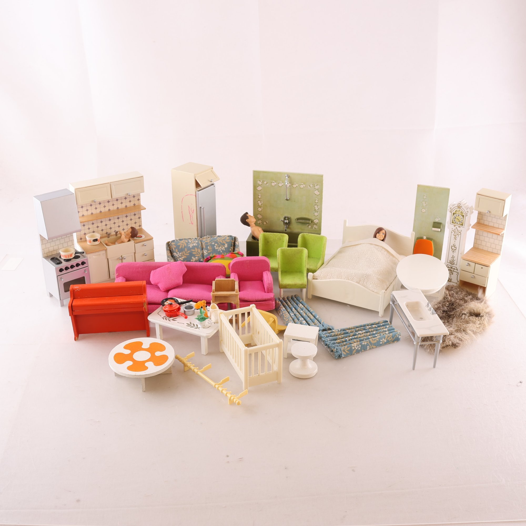 Dockmöbler, bla. Lundby. Endast avhämtning