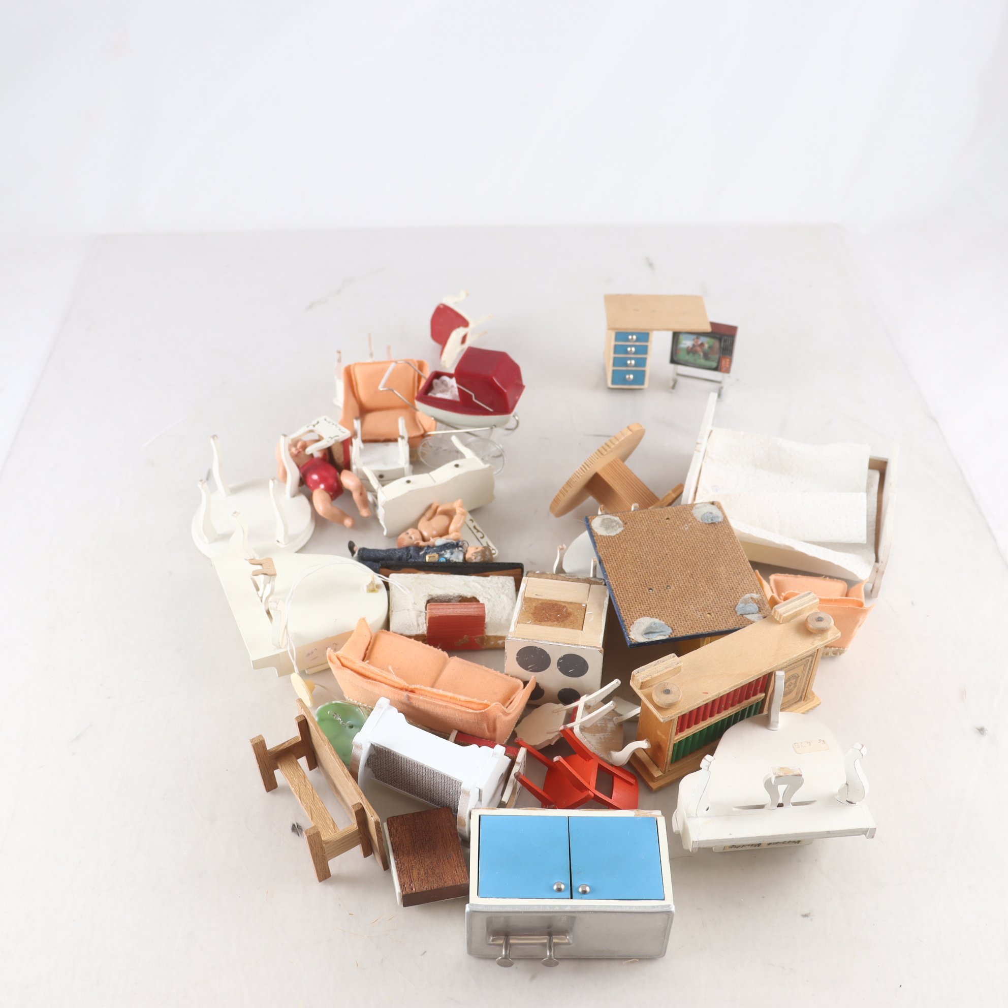 Dockskåpsmöbler, Lundby mfl, blandat. Defekt. Endast avhämtning